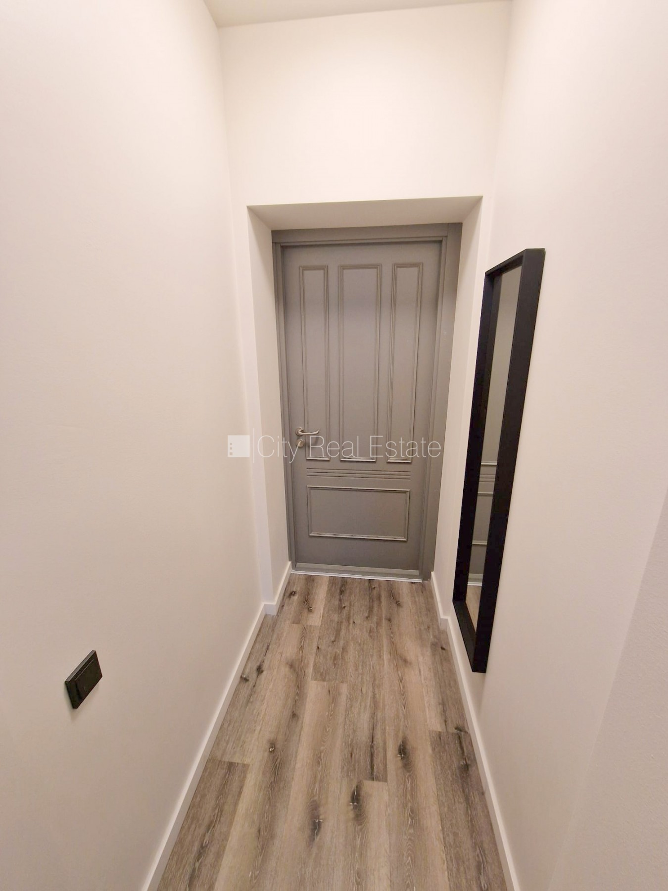 Объявление. Здание во дворе, реновированный дом, закрытый двор, вход с улицы и со двора, лестничная клетка Цена: 400 EUR/мес. Foto #16