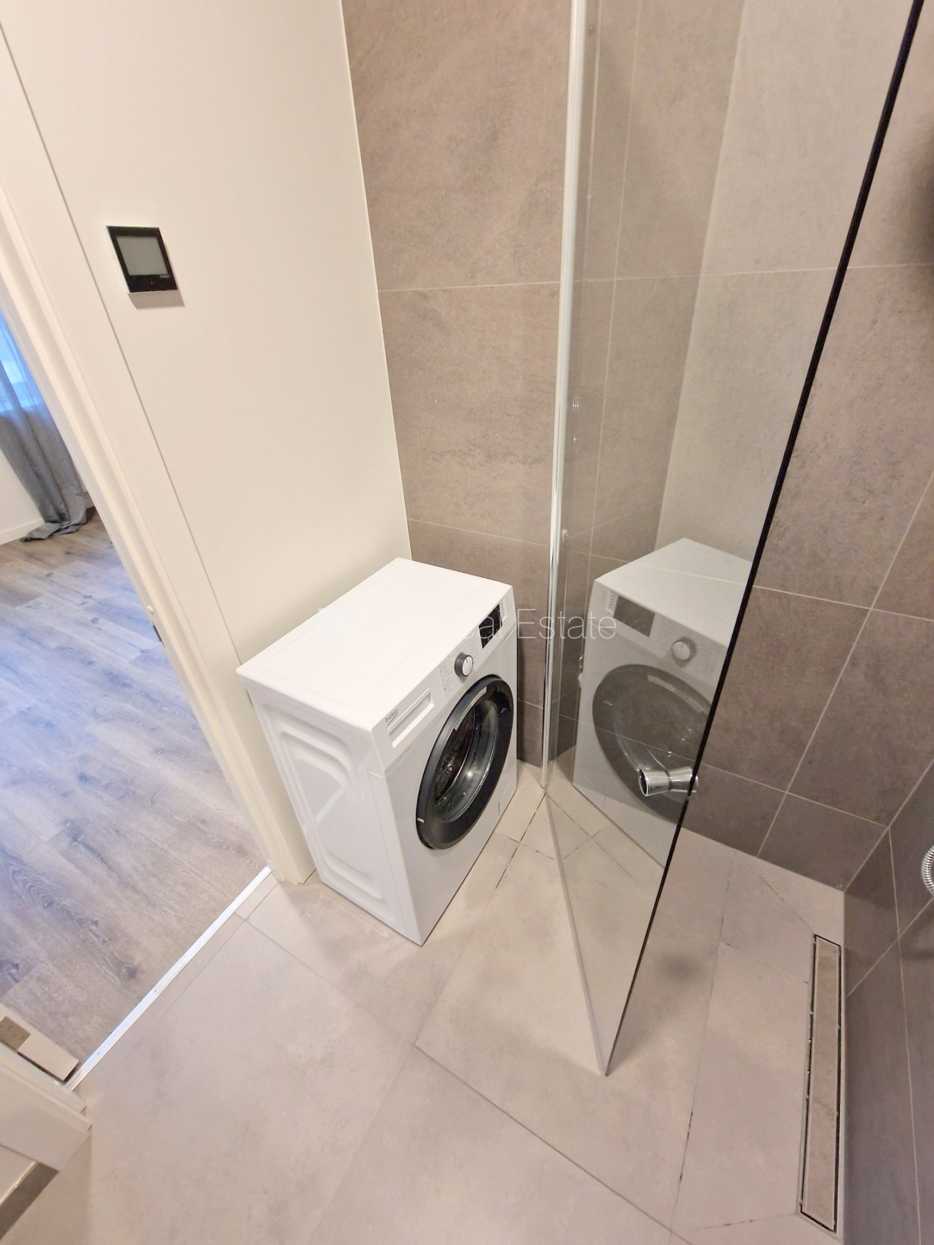 Объявление. Здание во дворе, реновированный дом, закрытый двор, вход с улицы и со двора, лестничная клетка Цена: 400 EUR/мес. Foto #14