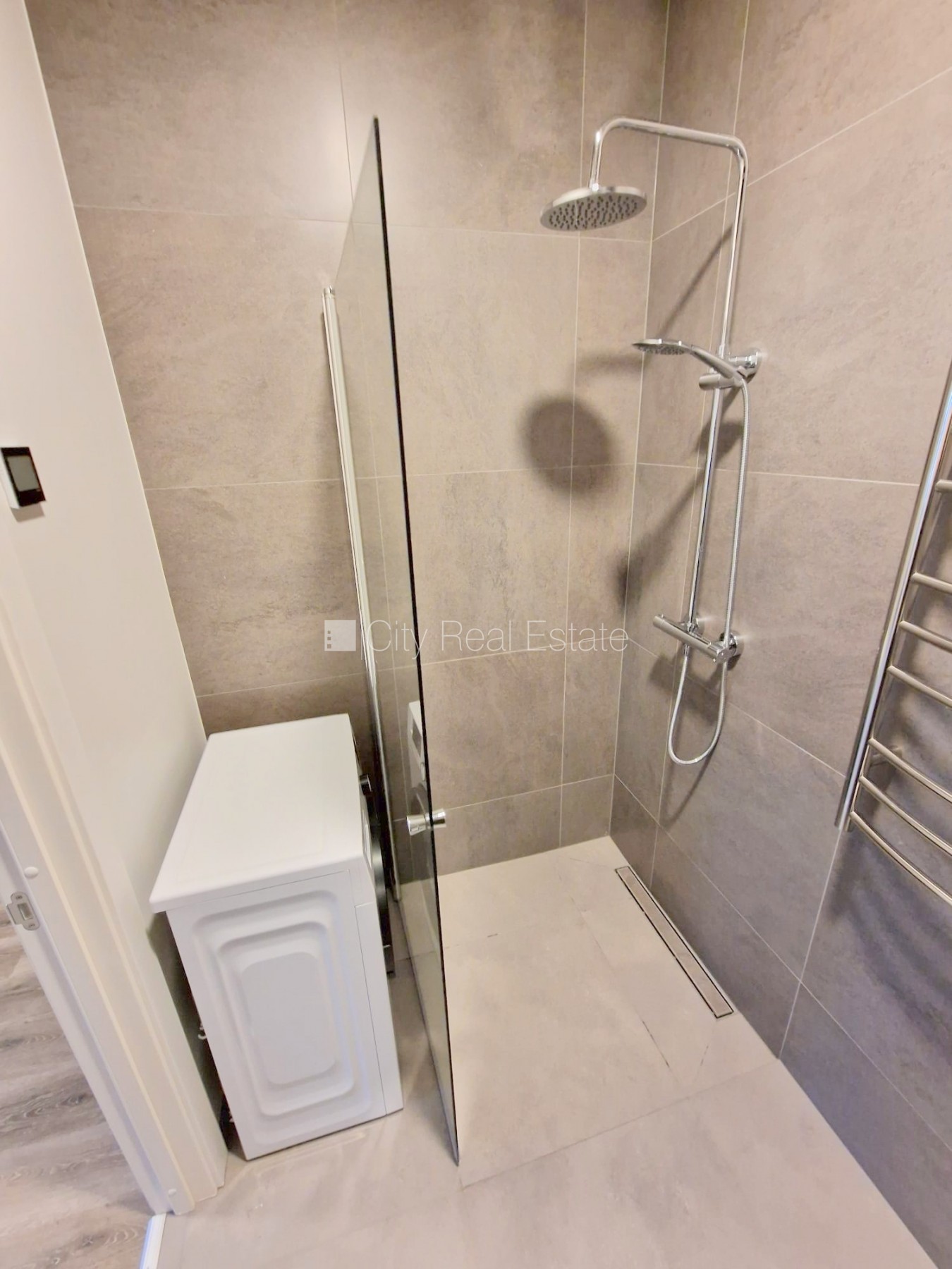 Объявление. Здание во дворе, реновированный дом, закрытый двор, вход с улицы и со двора, лестничная клетка Цена: 400 EUR/мес. Foto #13