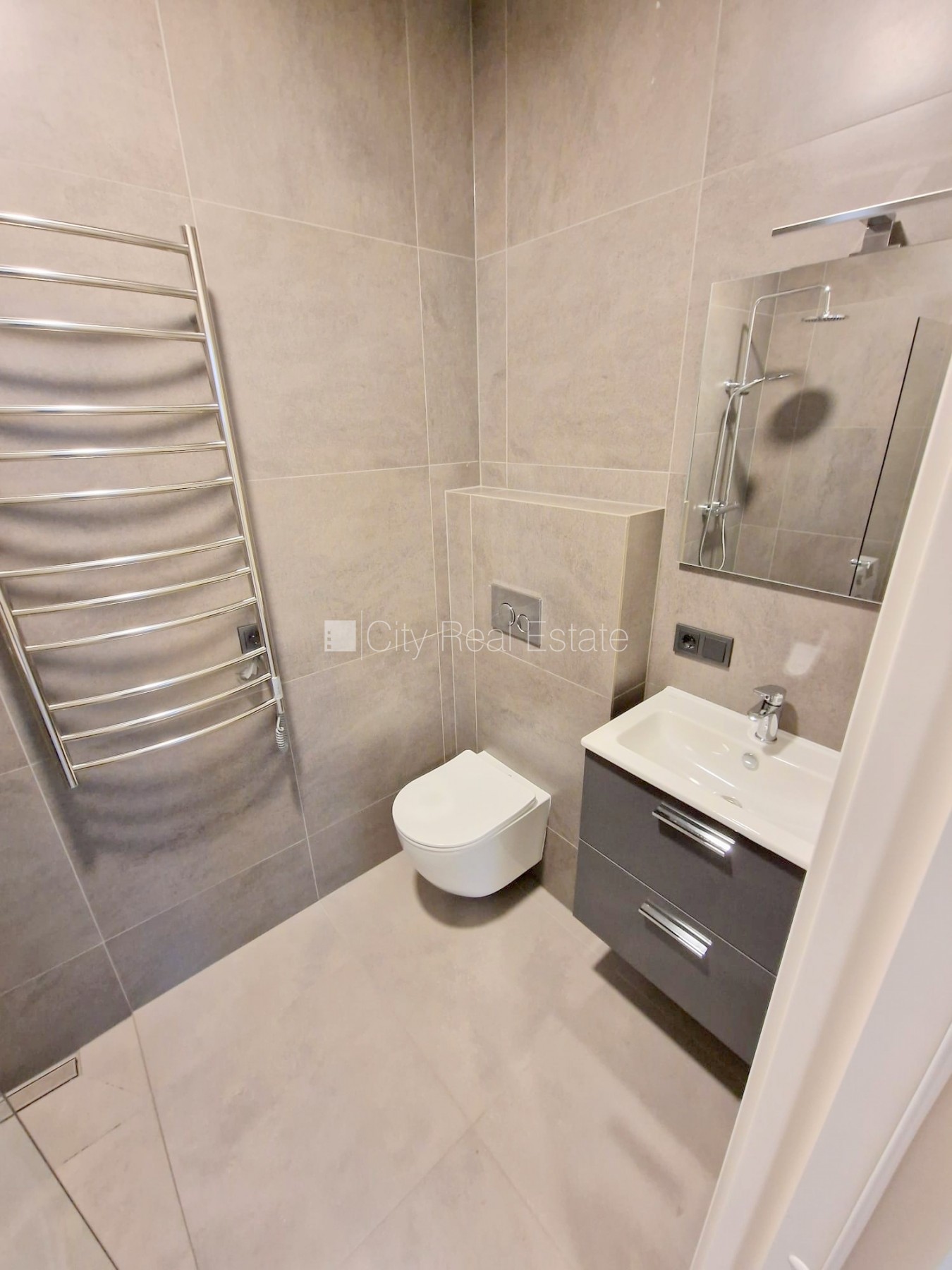 Объявление. Здание во дворе, реновированный дом, закрытый двор, вход с улицы и со двора, лестничная клетка Цена: 400 EUR/мес. Foto #12