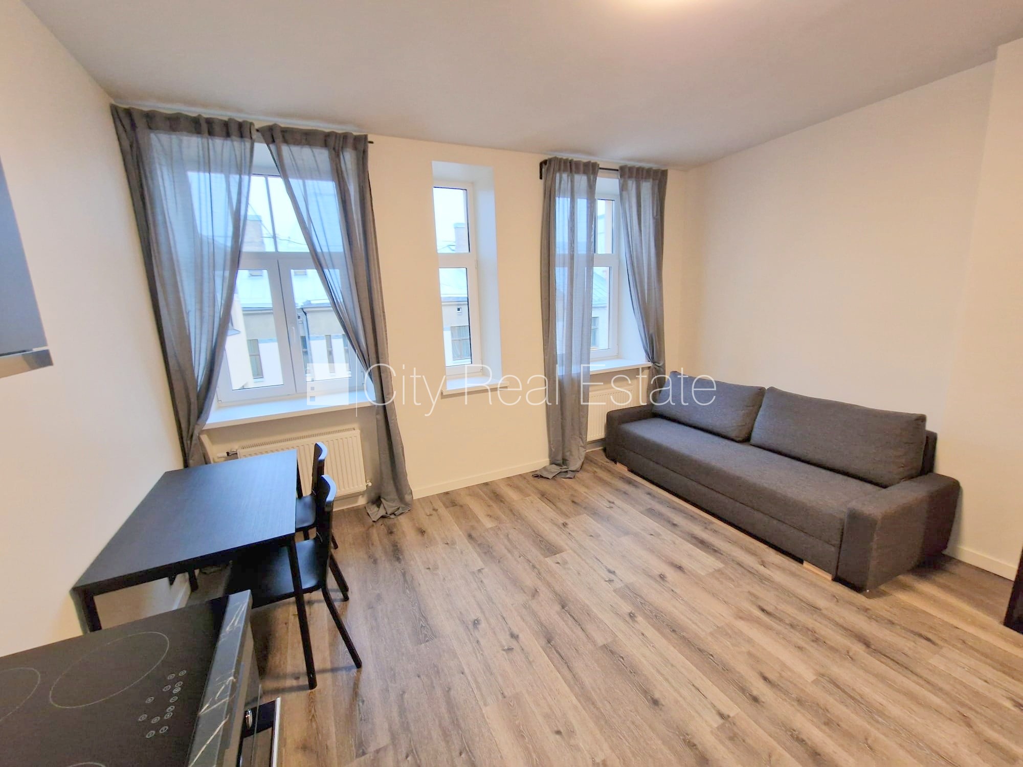 Объявление. Здание во дворе, реновированный дом, закрытый двор, вход с улицы и со двора, лестничная клетка Цена: 400 EUR/мес. Foto #3