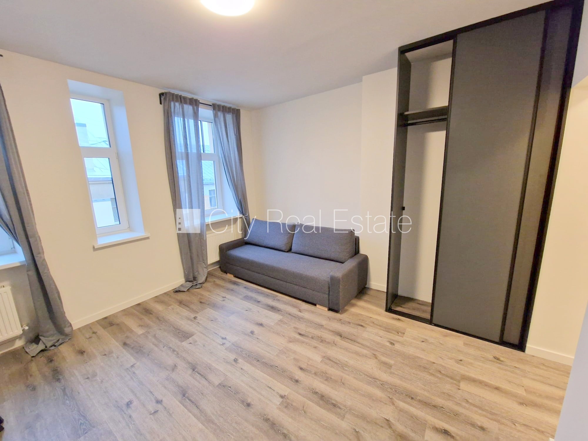 Объявление. Здание во дворе, реновированный дом, закрытый двор, вход с улицы и со двора, лестничная клетка Цена: 400 EUR/мес. Foto #4