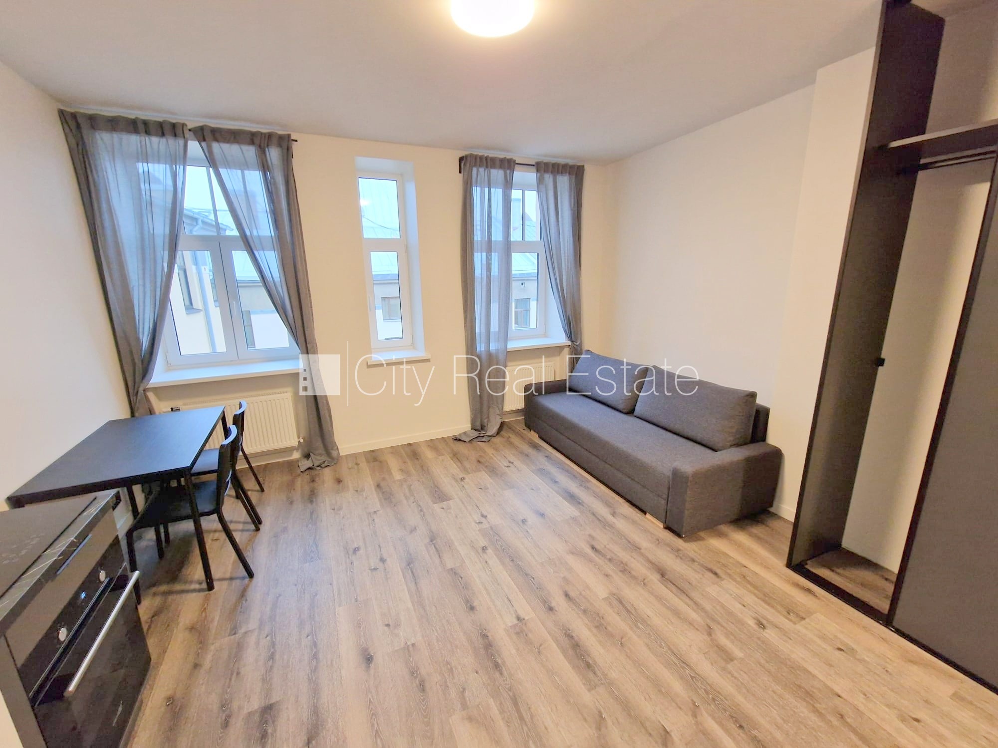 Объявление. Здание во дворе, реновированный дом, закрытый двор, вход с улицы и со двора, лестничная клетка Цена: 400 EUR/мес. Foto #5