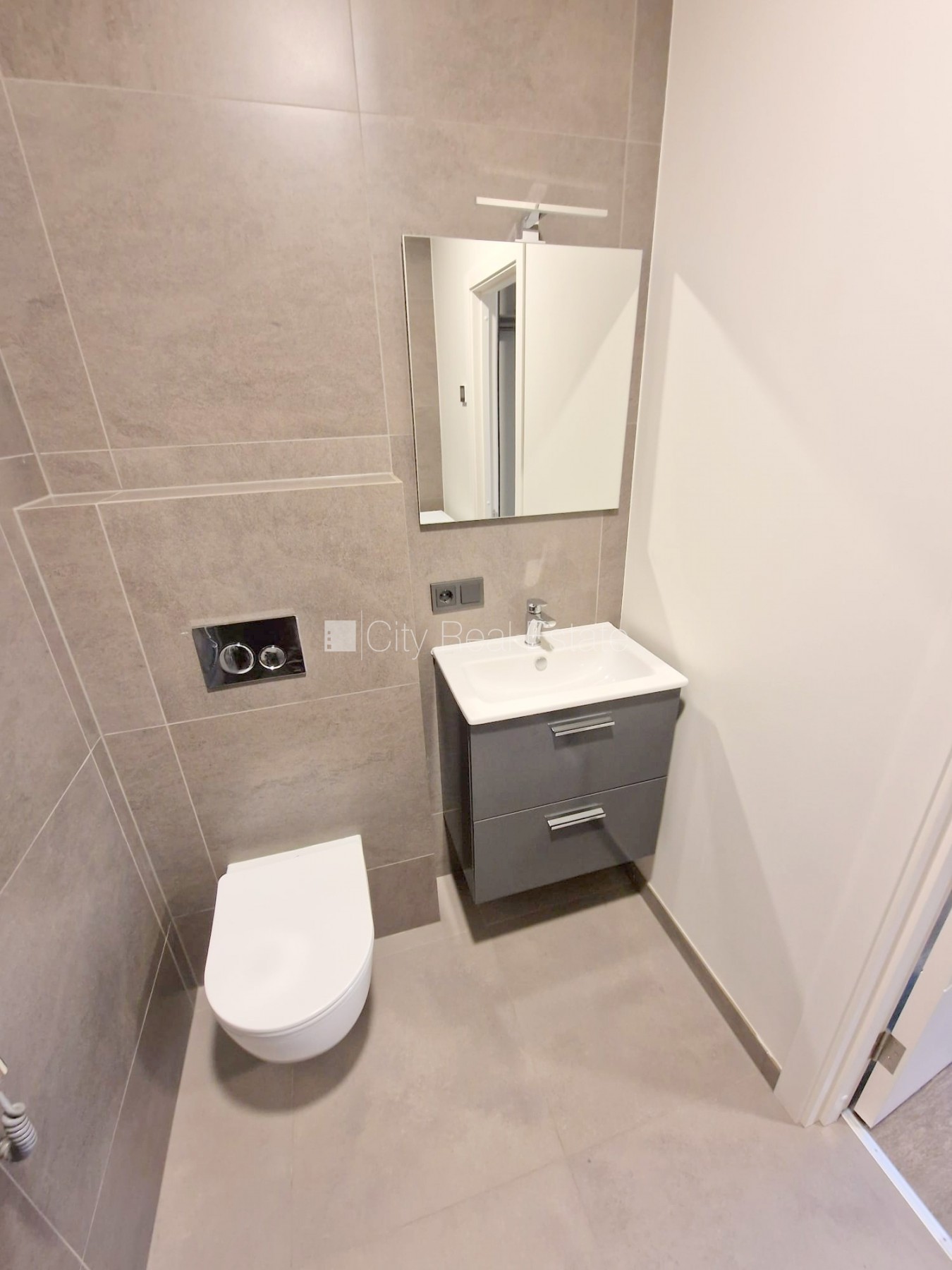 Объявление. Здание во дворе, реновированный дом, закрытый двор, вход с улицы и со двора, лестничная клетка Цена: 400 EUR/мес. Foto #15