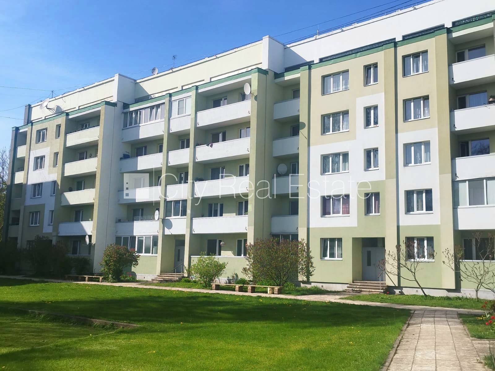 Sludinājumi. Renovēta māja, labiekārtots apzaļumots pagalms, vieta vairākām automašīnām, pagalmā bērnu spēļu Cena: 79000 EUR Foto #1