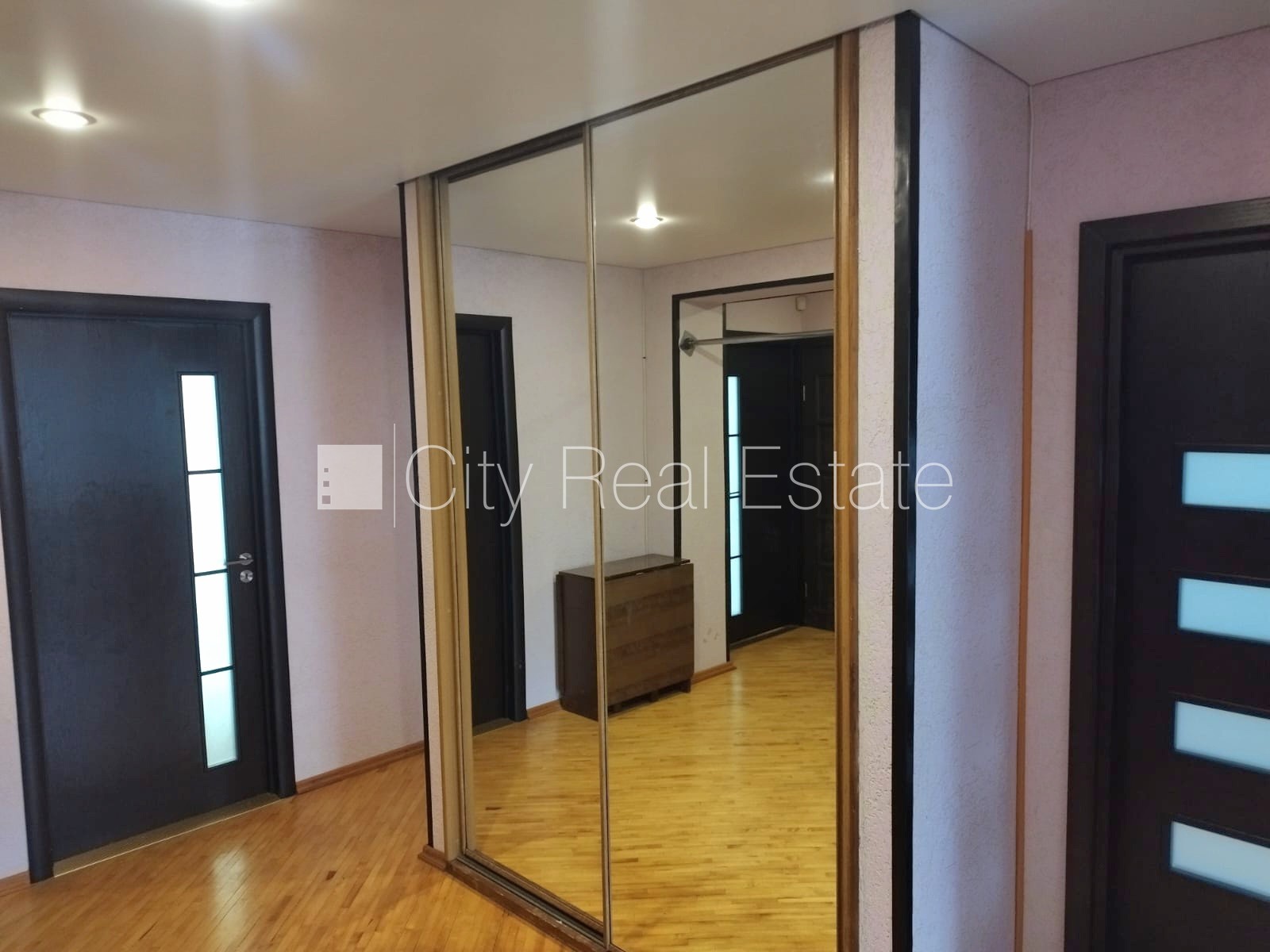 Sludinājumi. Renovēta māja, labiekārtots apzaļumots pagalms, vieta vairākām automašīnām, pagalmā bērnu spēļu Cena: 79000 EUR Foto #14