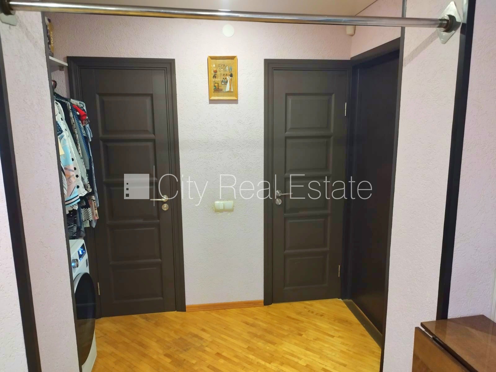 Sludinājumi. Renovēta māja, labiekārtots apzaļumots pagalms, vieta vairākām automašīnām, pagalmā bērnu spēļu Cena: 79000 EUR Foto #13