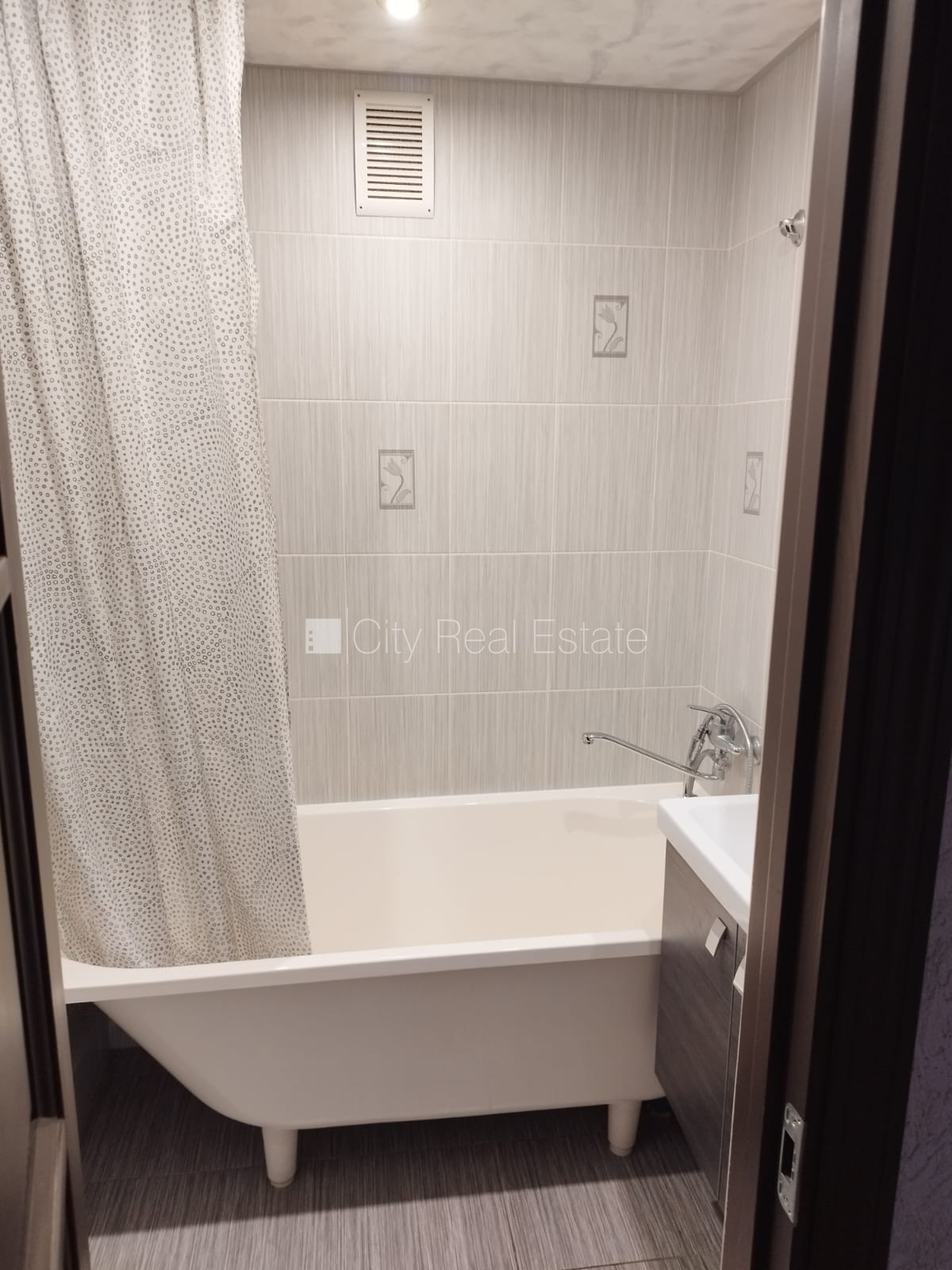 Sludinājumi. Renovēta māja, labiekārtots apzaļumots pagalms, vieta vairākām automašīnām, pagalmā bērnu spēļu Cena: 79000 EUR Foto #15