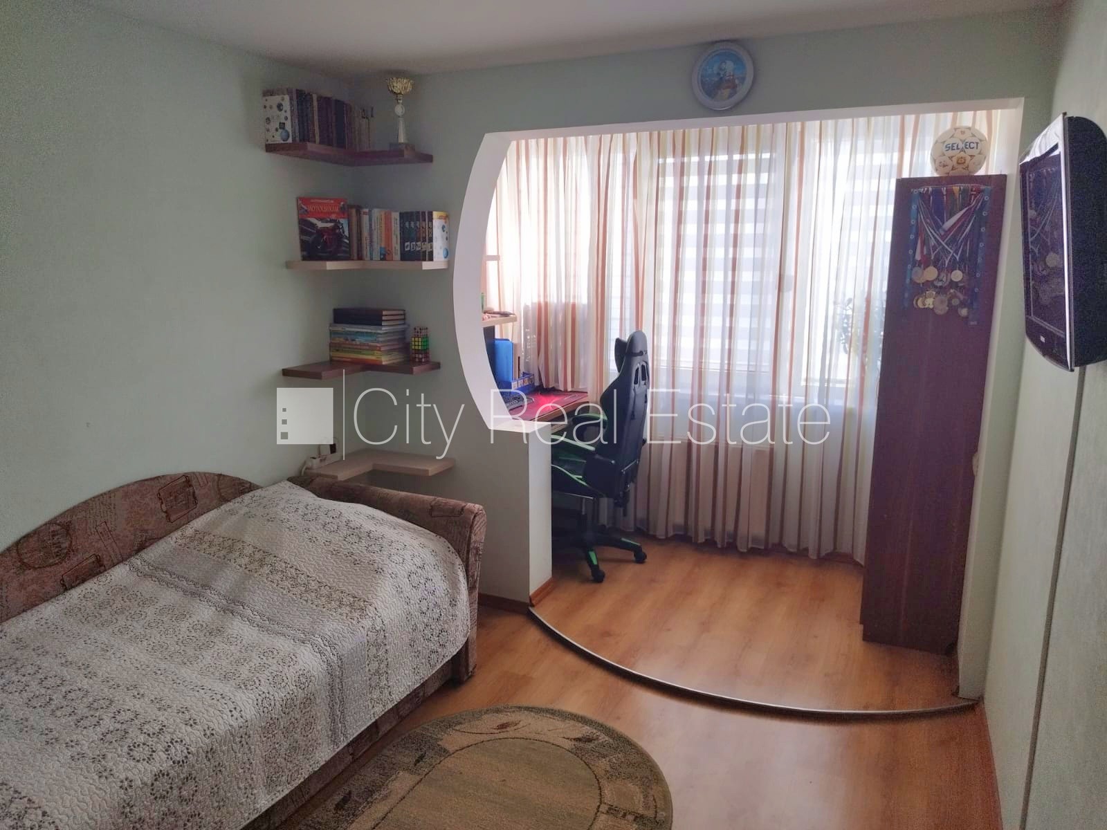 Sludinājumi. Renovēta māja, labiekārtots apzaļumots pagalms, vieta vairākām automašīnām, pagalmā bērnu spēļu Cena: 79000 EUR Foto #7