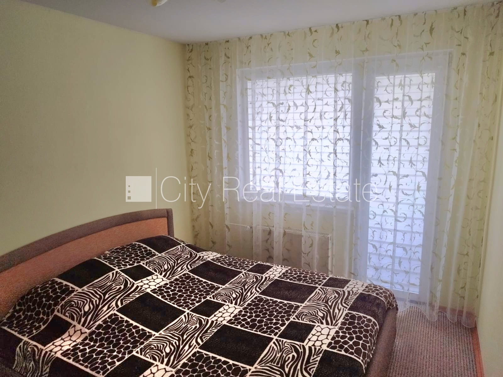 Sludinājumi. Renovēta māja, labiekārtots apzaļumots pagalms, vieta vairākām automašīnām, pagalmā bērnu spēļu Cena: 79000 EUR Foto #4