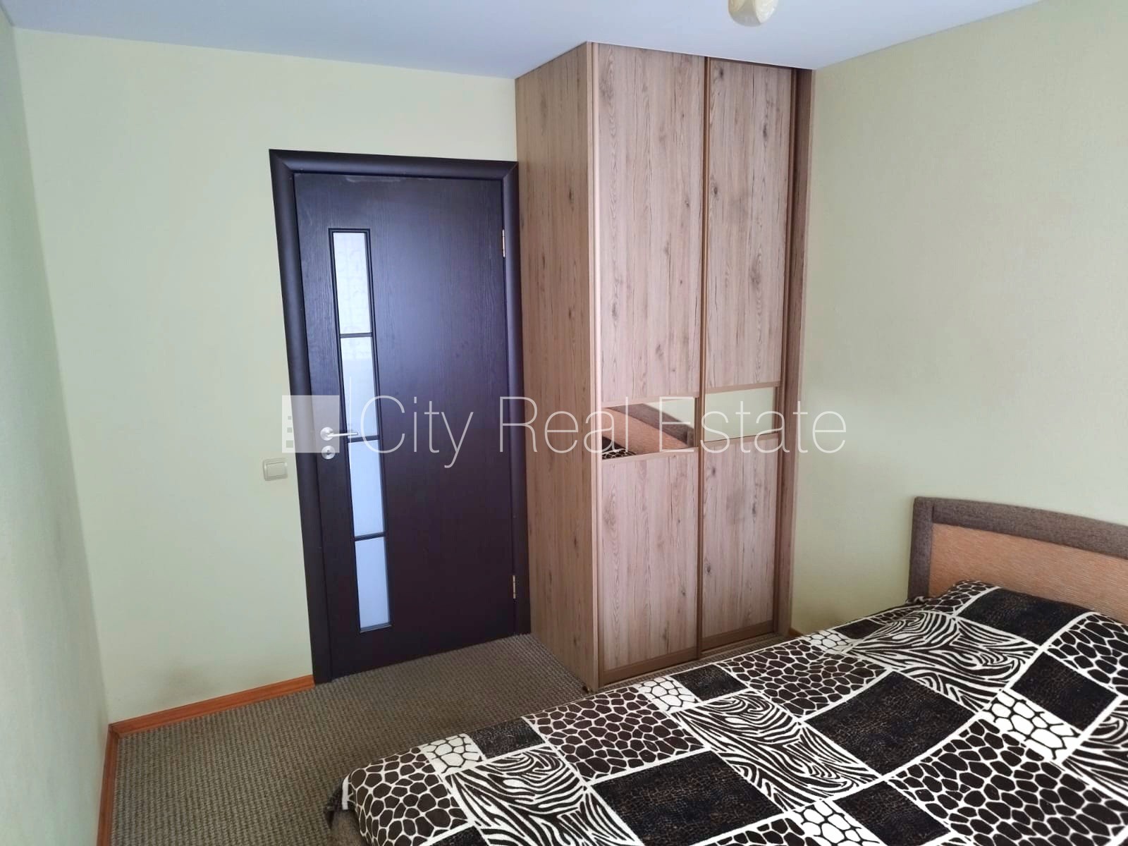 Sludinājumi. Renovēta māja, labiekārtots apzaļumots pagalms, vieta vairākām automašīnām, pagalmā bērnu spēļu Cena: 79000 EUR Foto #5