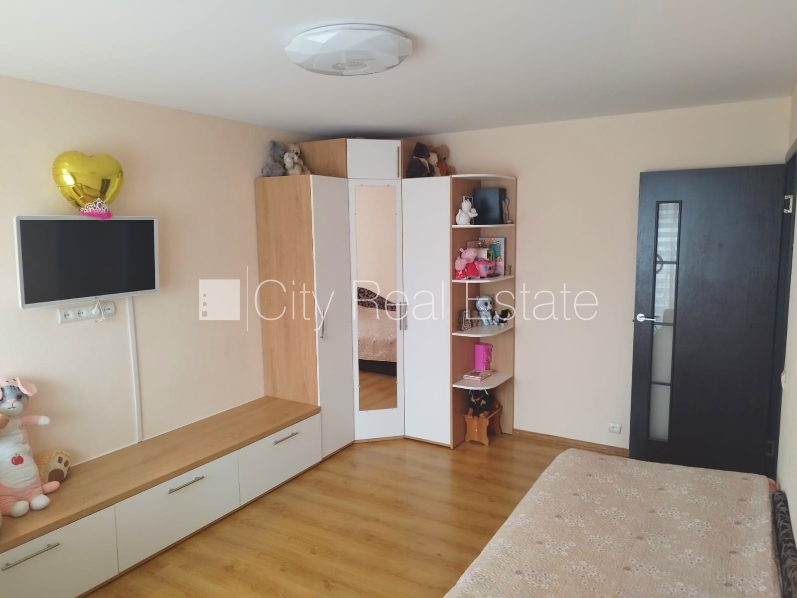 Sludinājumi. Renovēta māja, labiekārtots apzaļumots pagalms, vieta vairākām automašīnām, pagalmā bērnu spēļu Cena: 79000 EUR Foto #10