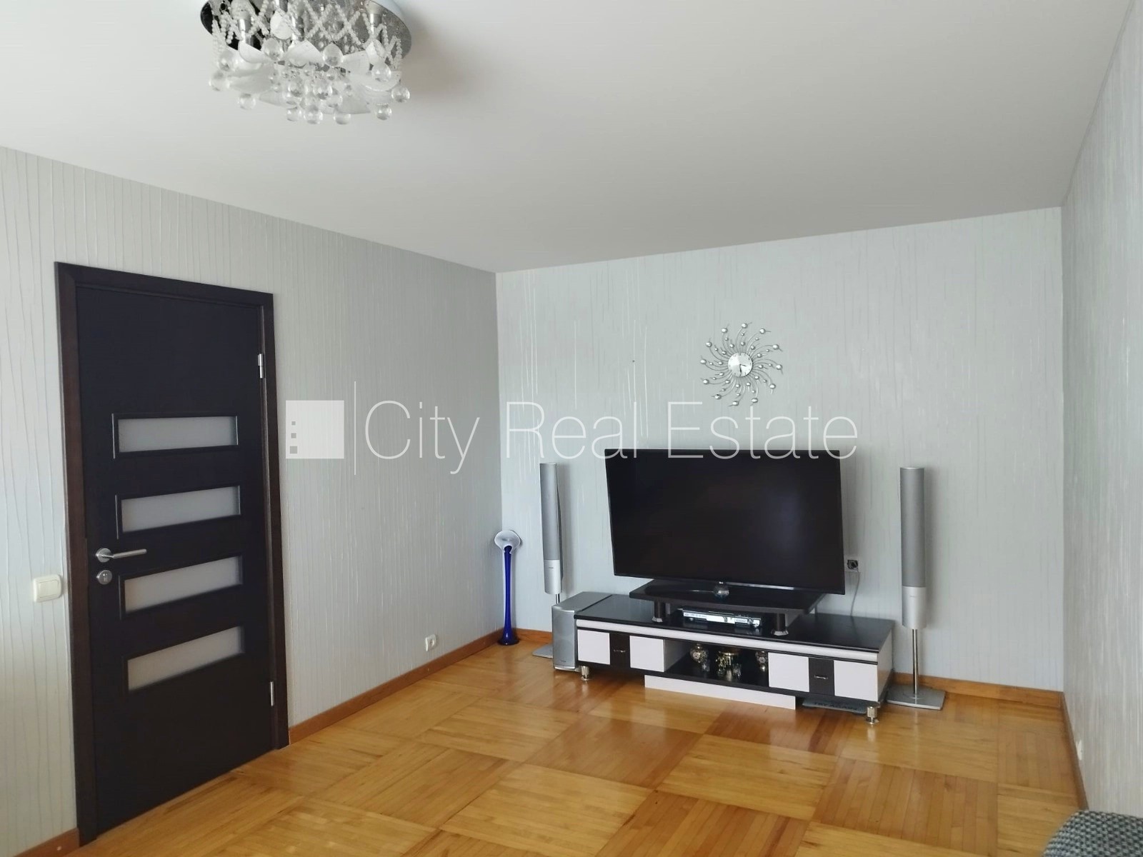 Sludinājumi. Renovēta māja, labiekārtots apzaļumots pagalms, vieta vairākām automašīnām, pagalmā bērnu spēļu Cena: 79000 EUR Foto #12