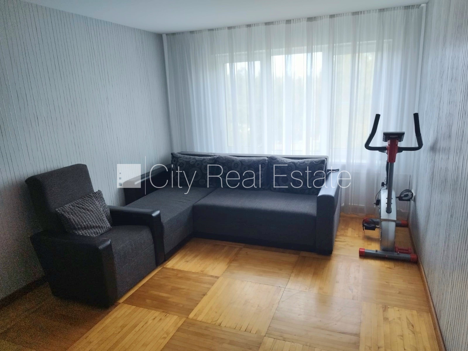 Sludinājumi. Renovēta māja, labiekārtots apzaļumots pagalms, vieta vairākām automašīnām, pagalmā bērnu spēļu Cena: 79000 EUR Foto #11