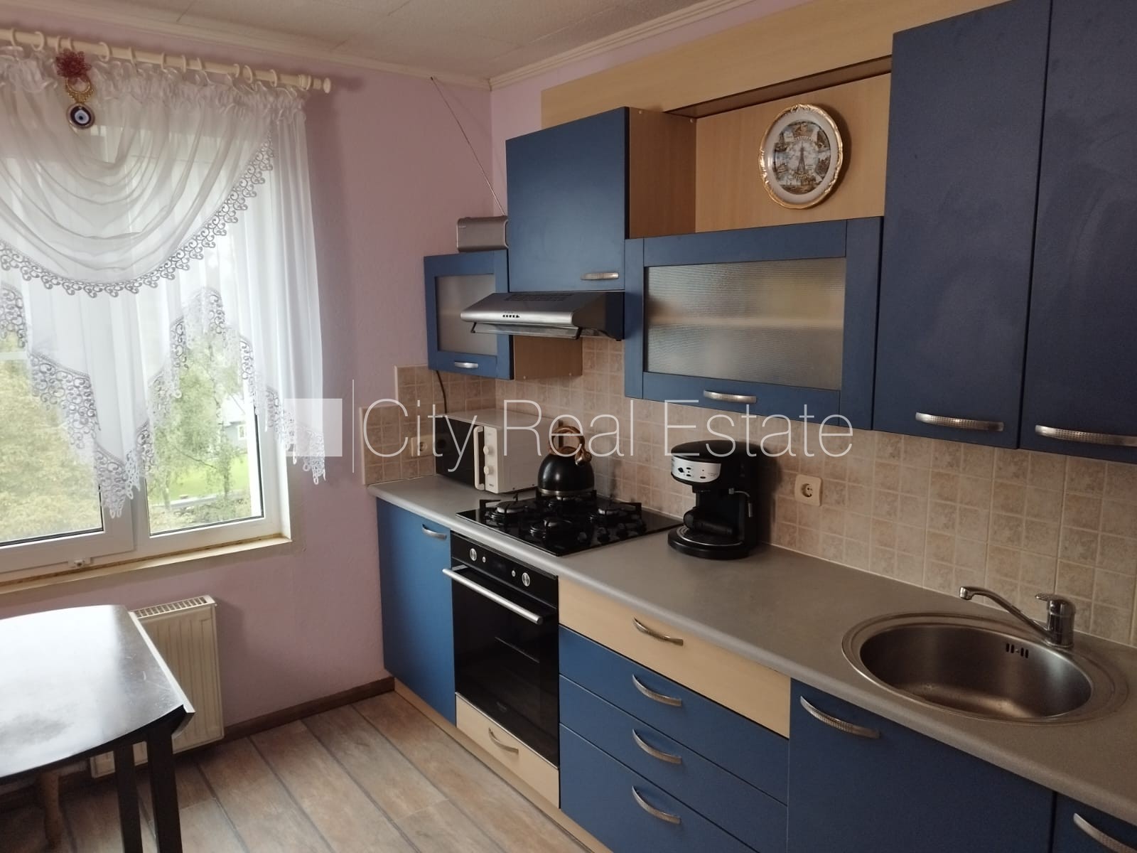 Sludinājumi. Renovēta māja, labiekārtots apzaļumots pagalms, vieta vairākām automašīnām, pagalmā bērnu spēļu Cena: 79000 EUR Foto #2