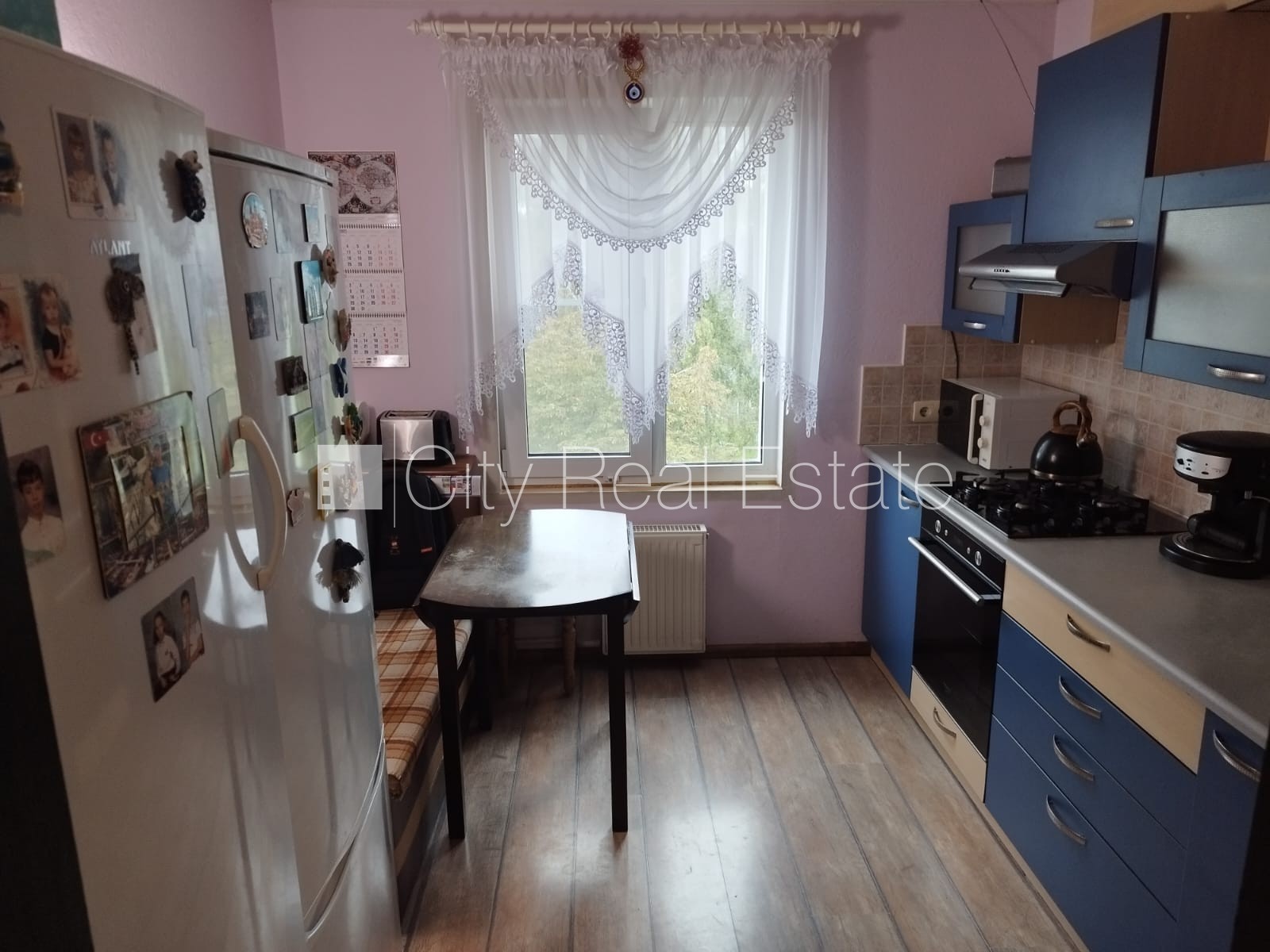 Sludinājumi. Renovēta māja, labiekārtots apzaļumots pagalms, vieta vairākām automašīnām, pagalmā bērnu spēļu Cena: 79000 EUR Foto #3