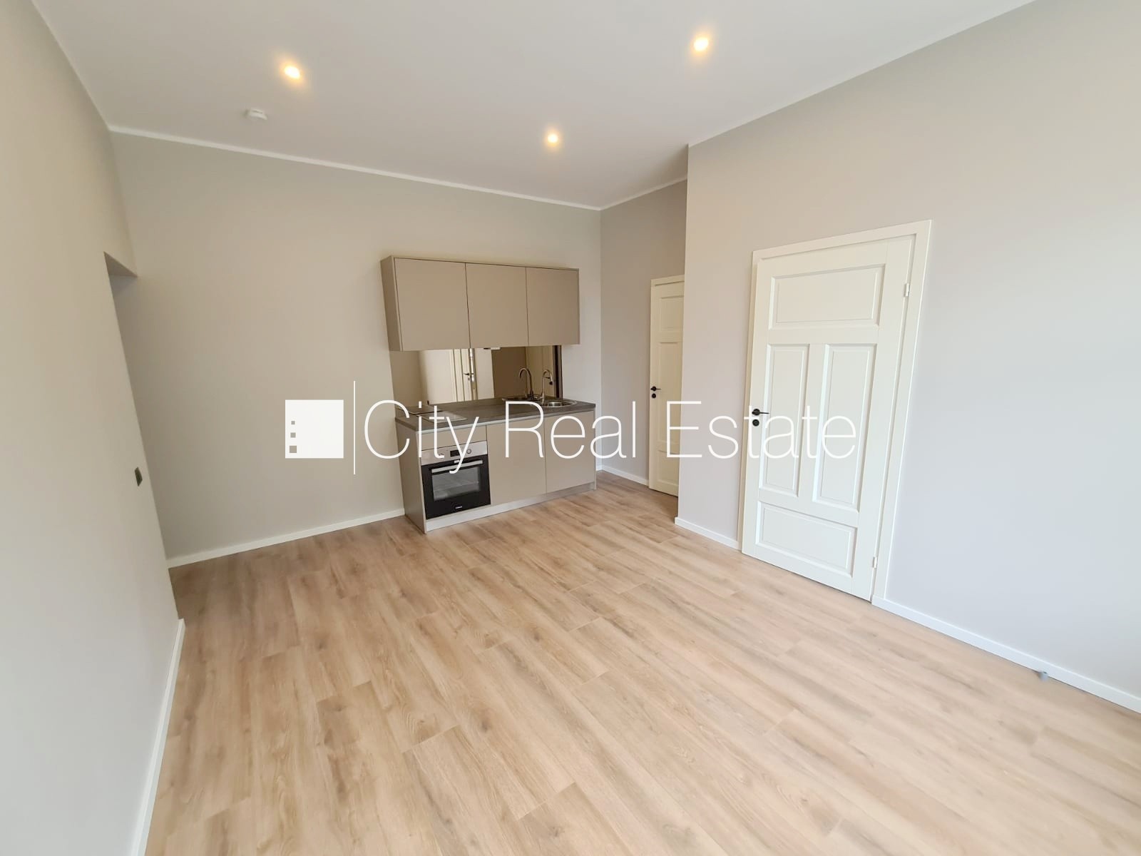 Sludinājumi. Fasādes māja, renovēta māja, slēgts pagalms, ieeja no ielas un pagalma, kāpņu telpa pēc kapitālā Cena: 420 EUR/mēn Foto #2