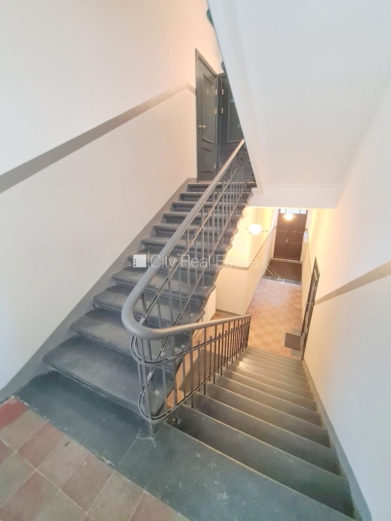 Sludinājumi. Fasādes māja, renovēta māja, slēgts pagalms, ieeja no ielas un pagalma, kāpņu telpa pēc kapitālā Cena: 420 EUR/mēn Foto #21