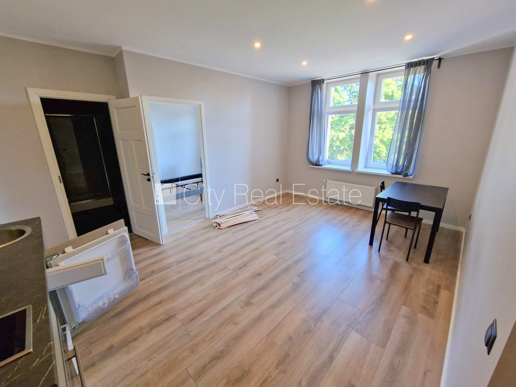 Sludinājumi. Fasādes māja, renovēta māja, slēgts pagalms, ieeja no ielas un pagalma, kāpņu telpa pēc kapitālā Cena: 420 EUR/mēn Foto #5
