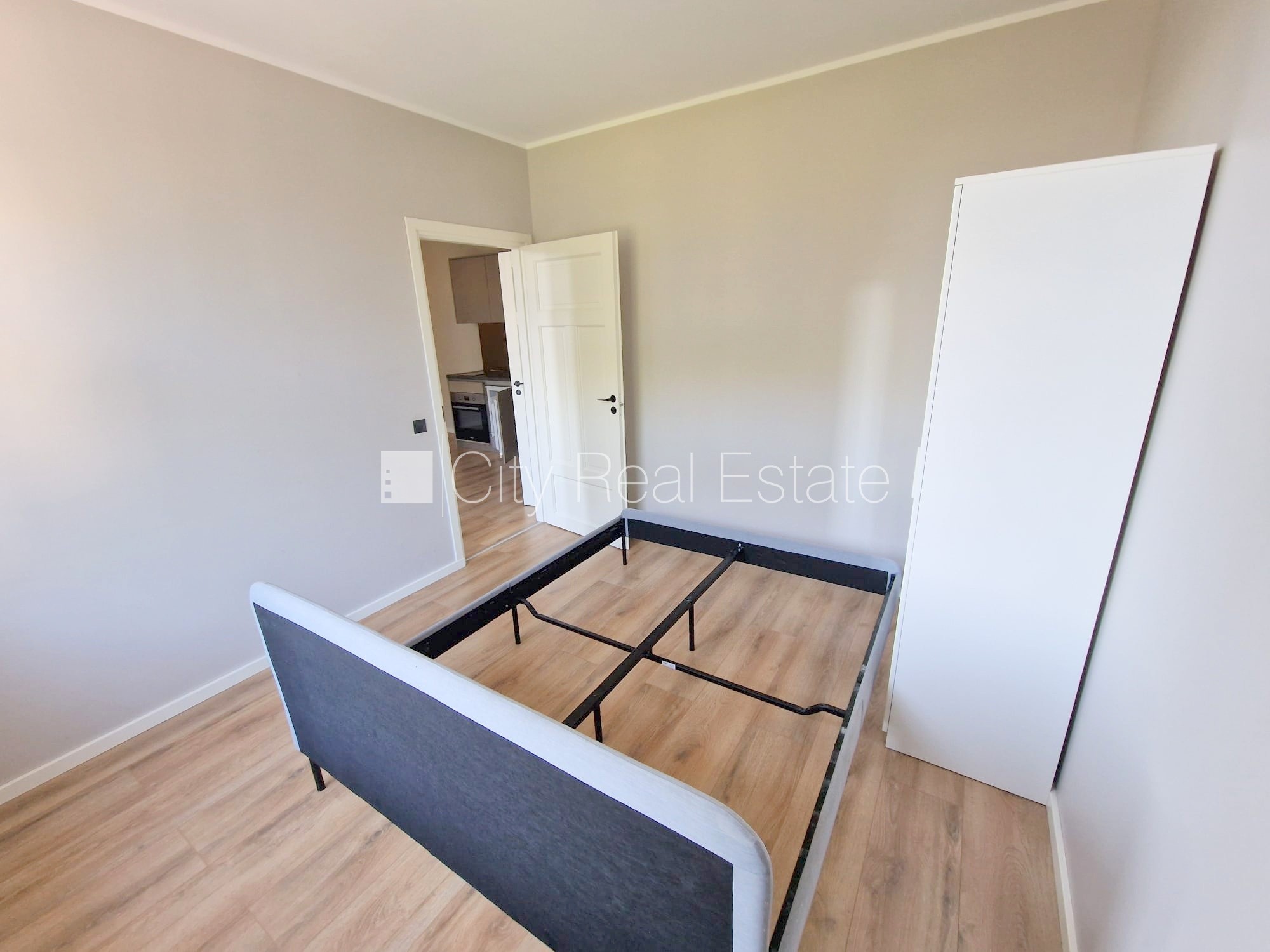 Sludinājumi. Fasādes māja, renovēta māja, slēgts pagalms, ieeja no ielas un pagalma, kāpņu telpa pēc kapitālā Cena: 420 EUR/mēn Foto #10