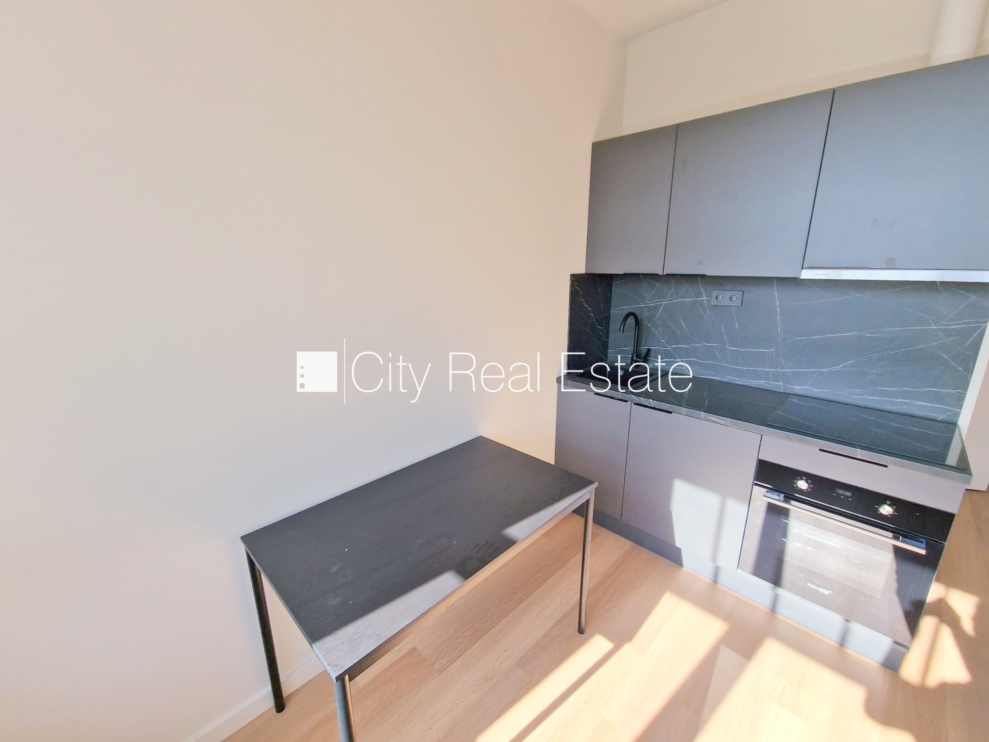 Sludinājumi. Pagalma ēka, renovēta māja, slēgts pagalms, ieeja no ielas un pagalma, kāpņu telpa pēc kapitālā Cena: 300 EUR/mēn Foto #6