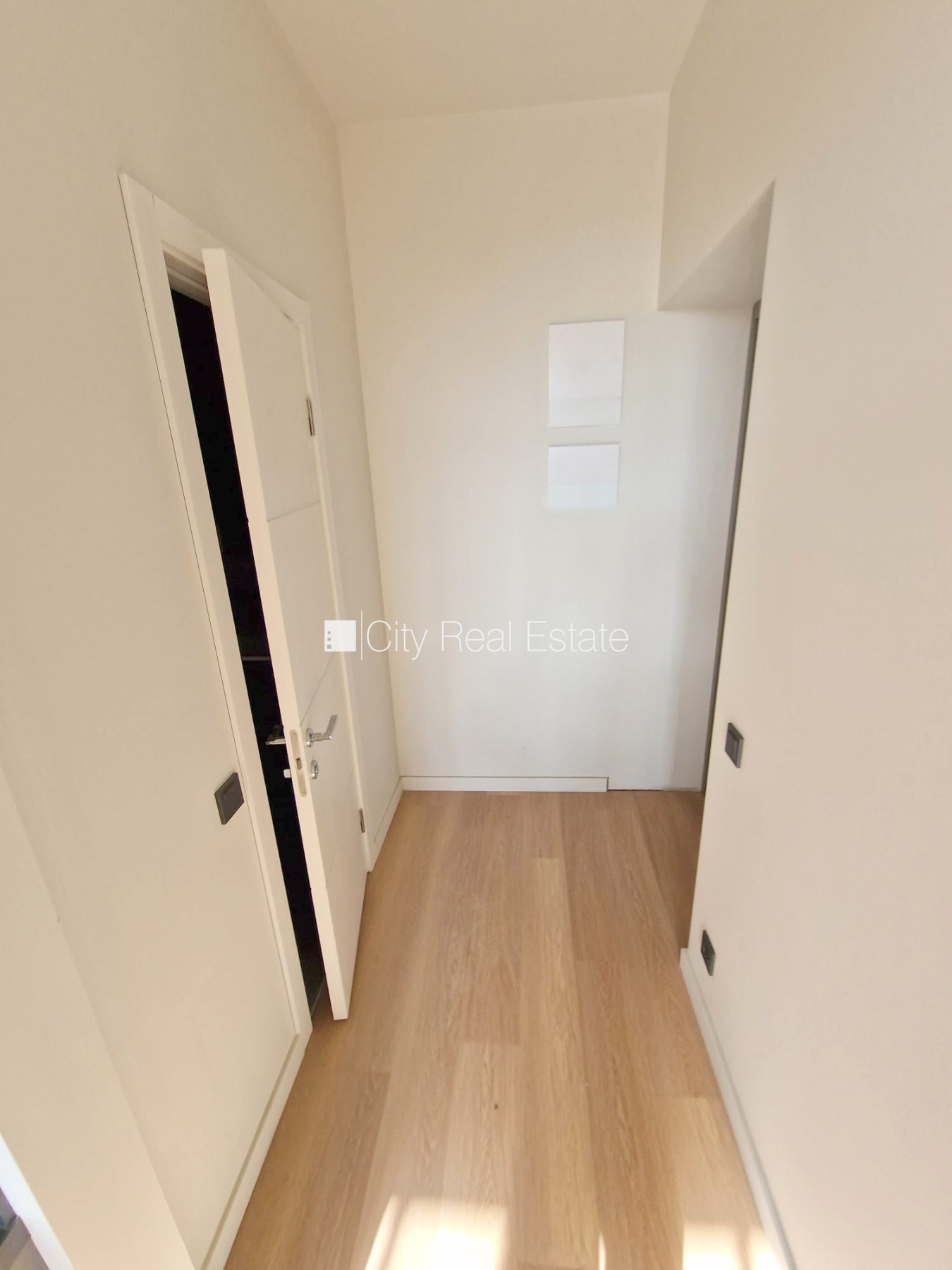 Sludinājumi. Pagalma ēka, renovēta māja, slēgts pagalms, ieeja no ielas un pagalma, kāpņu telpa pēc kapitālā Cena: 300 EUR/mēn Foto #12