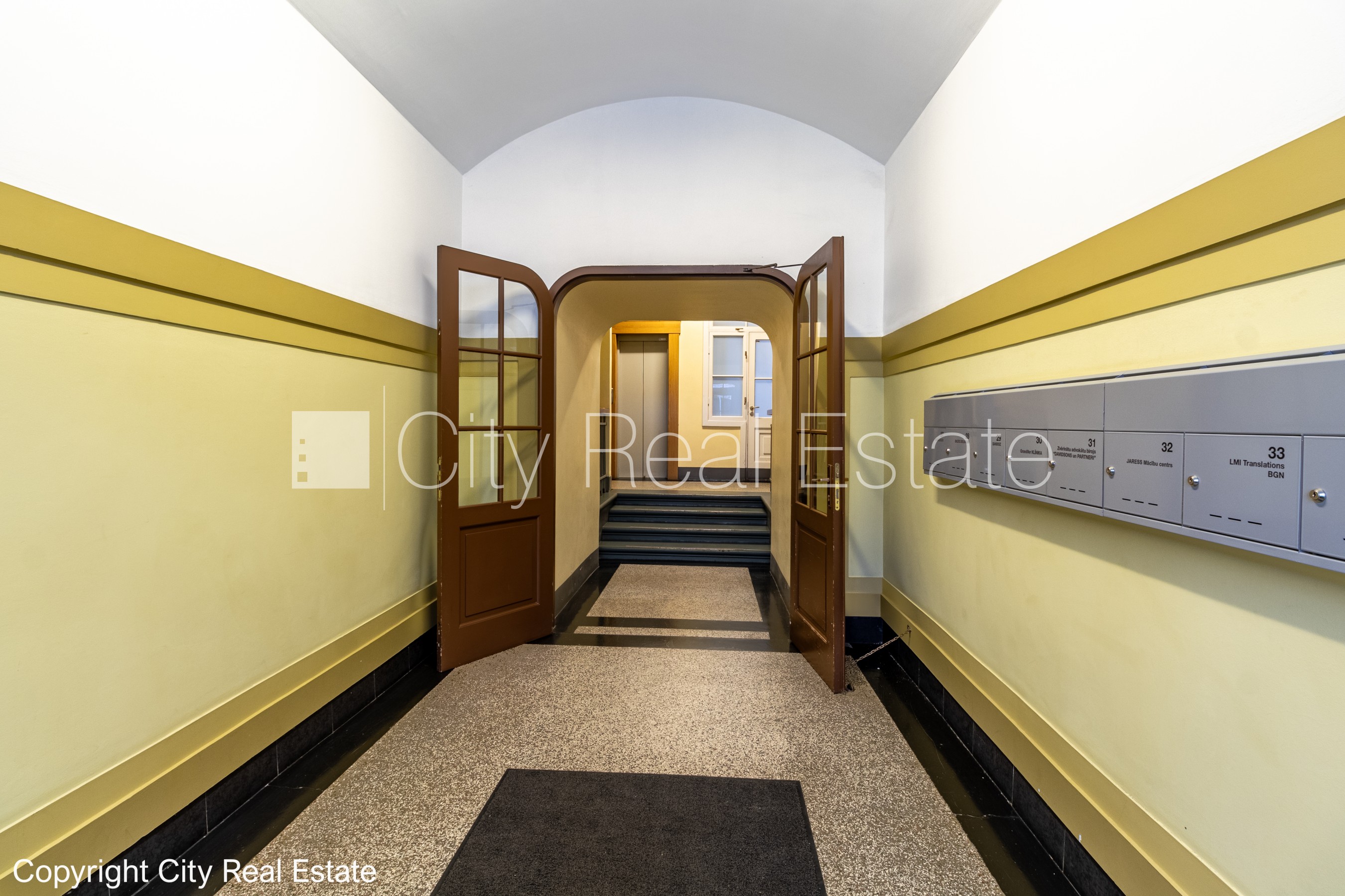 Объявление. Фасадный дом, реновированный дом, благоустроенный озеленённый двор, закрытый двор, въездные ворота Цена: 1909 EUR/мес. Foto #25