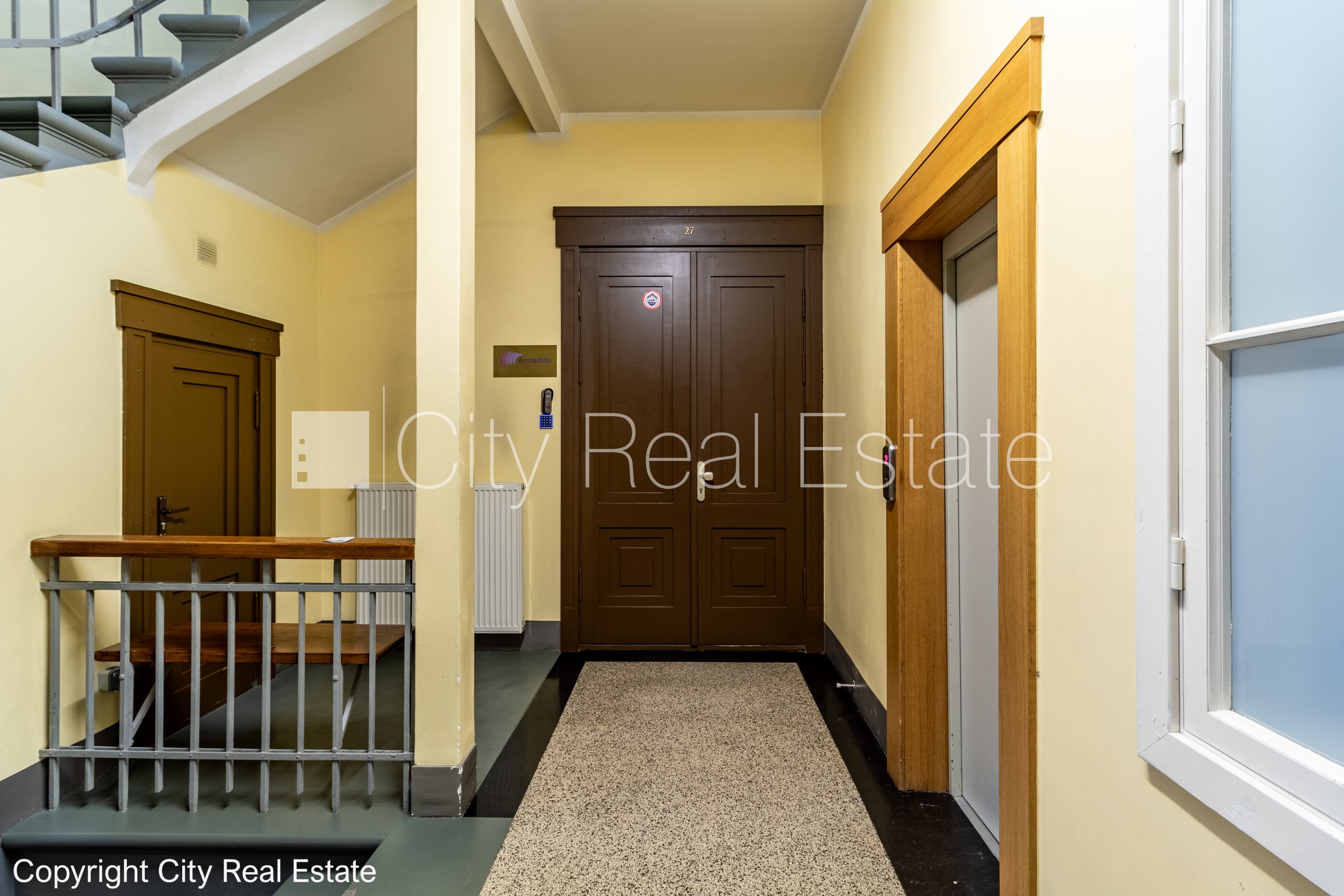 Объявление. Фасадный дом, реновированный дом, благоустроенный озеленённый двор, закрытый двор, въездные ворота Цена: 1909 EUR/мес. Foto #24