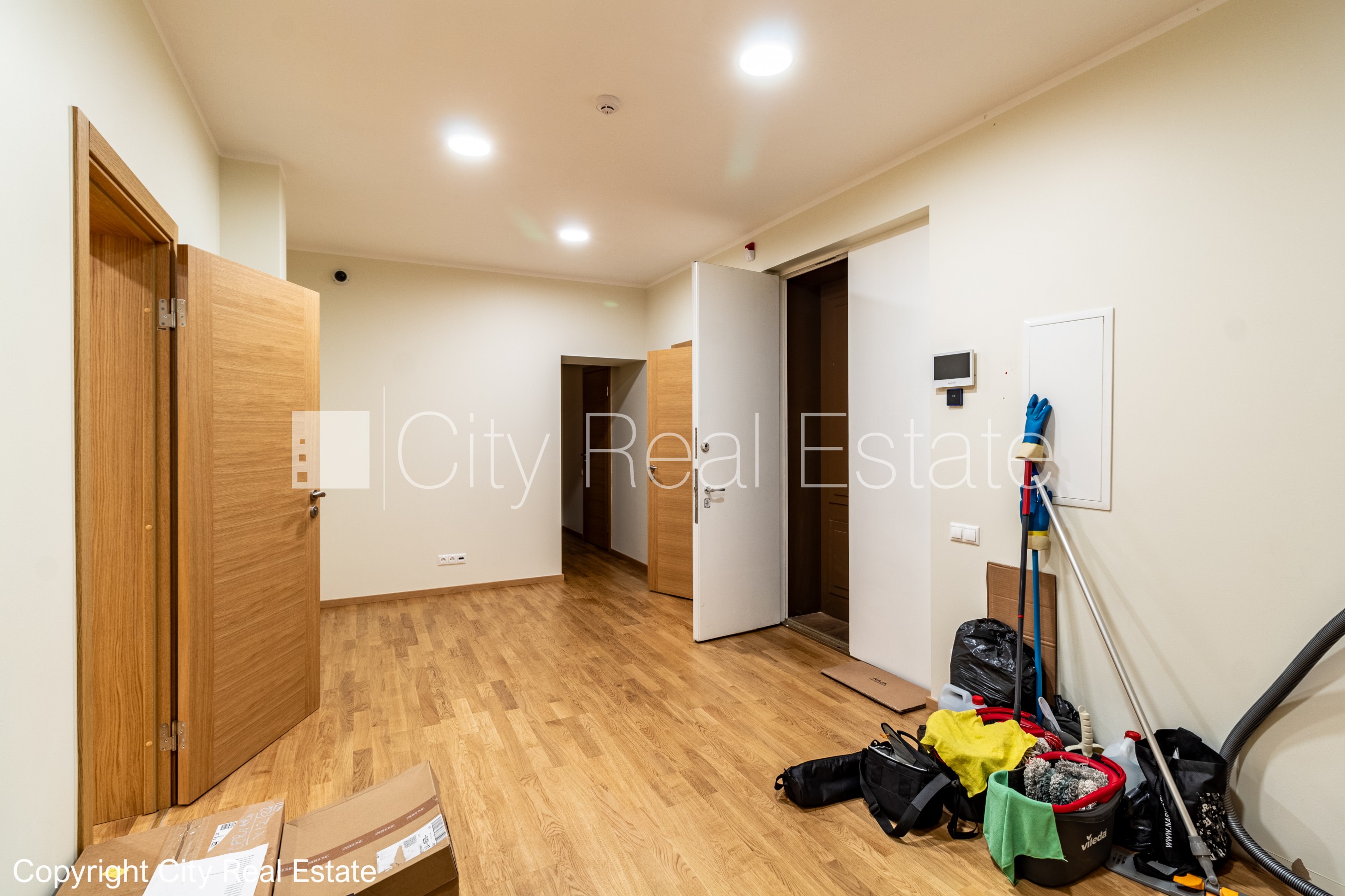 Объявление. Фасадный дом, реновированный дом, благоустроенный озеленённый двор, закрытый двор, въездные ворота Цена: 1909 EUR/мес. Foto #23