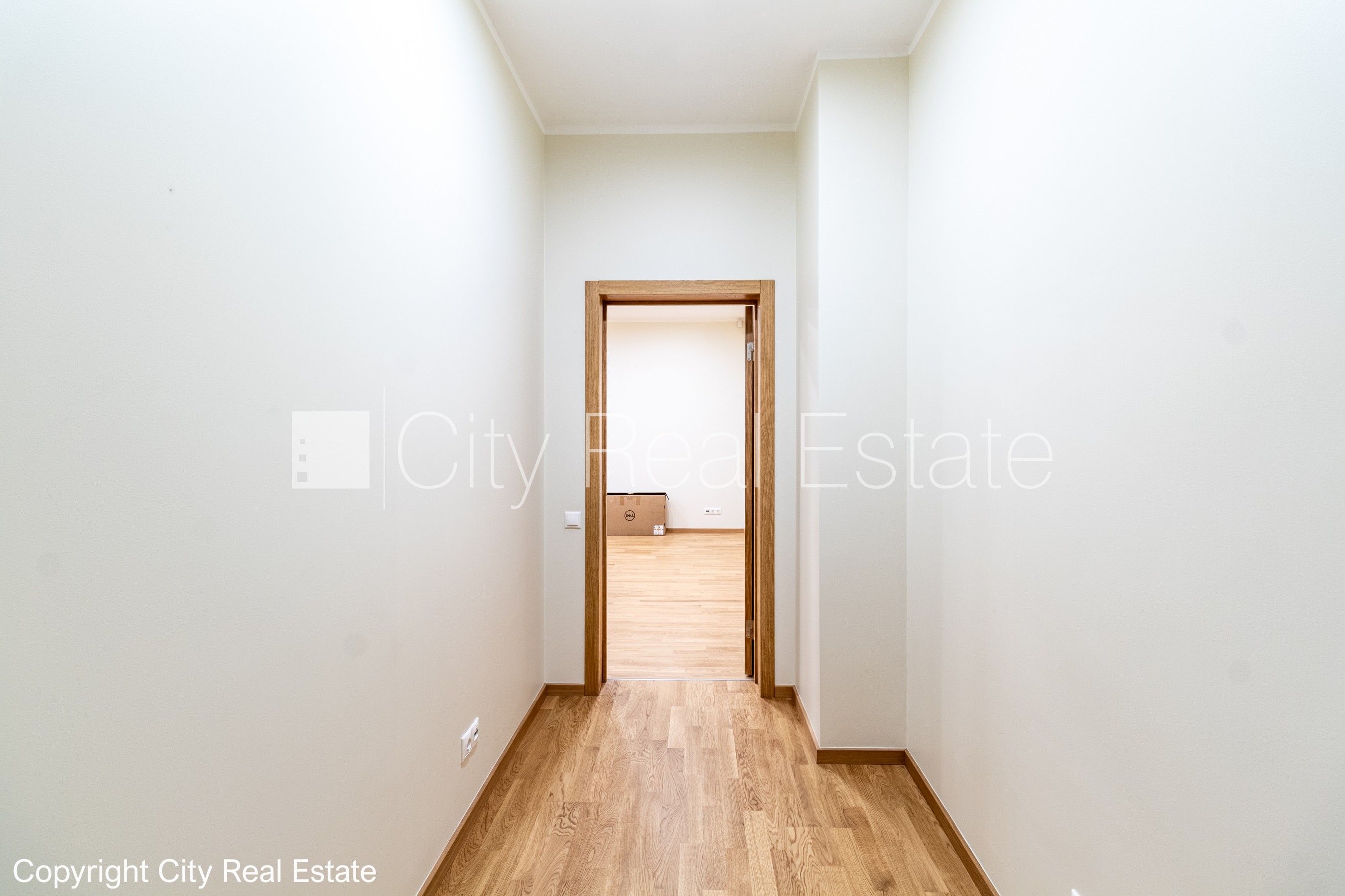 Объявление. Фасадный дом, реновированный дом, благоустроенный озеленённый двор, закрытый двор, въездные ворота Цена: 1909 EUR/мес. Foto #17