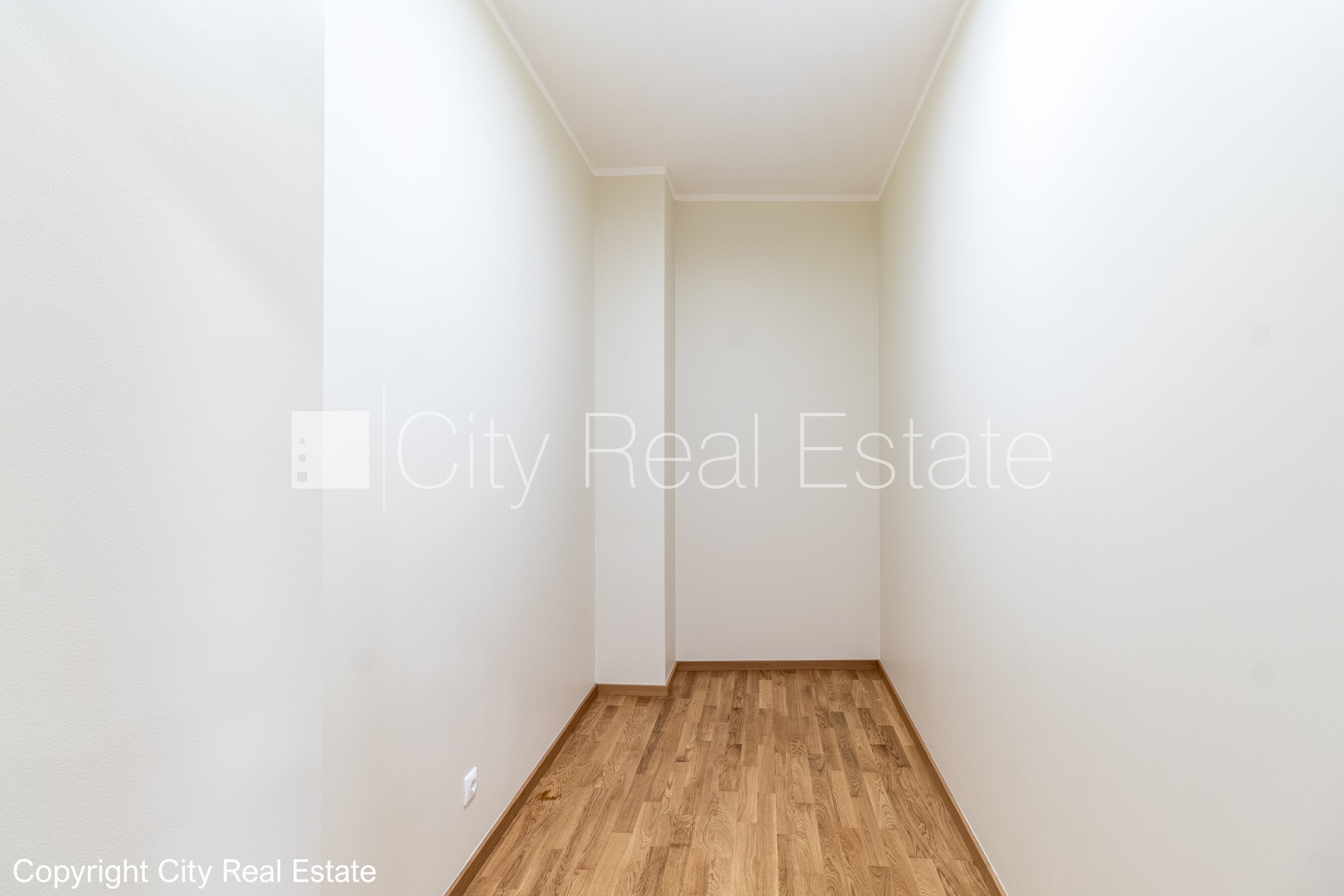 Объявление. Фасадный дом, реновированный дом, благоустроенный озеленённый двор, закрытый двор, въездные ворота Цена: 1909 EUR/мес. Foto #16