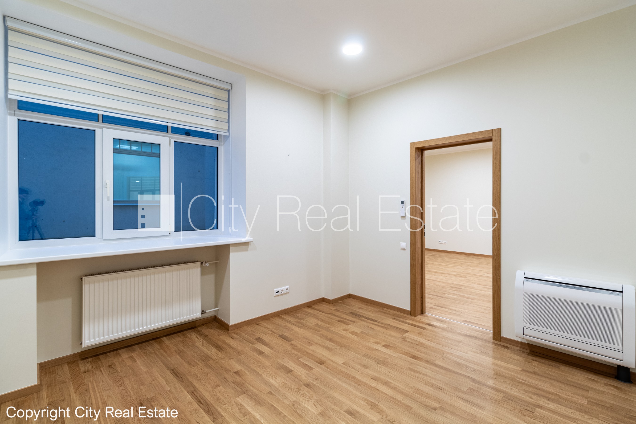 Объявление. Фасадный дом, реновированный дом, благоустроенный озеленённый двор, закрытый двор, въездные ворота Цена: 1909 EUR/мес. Foto #4