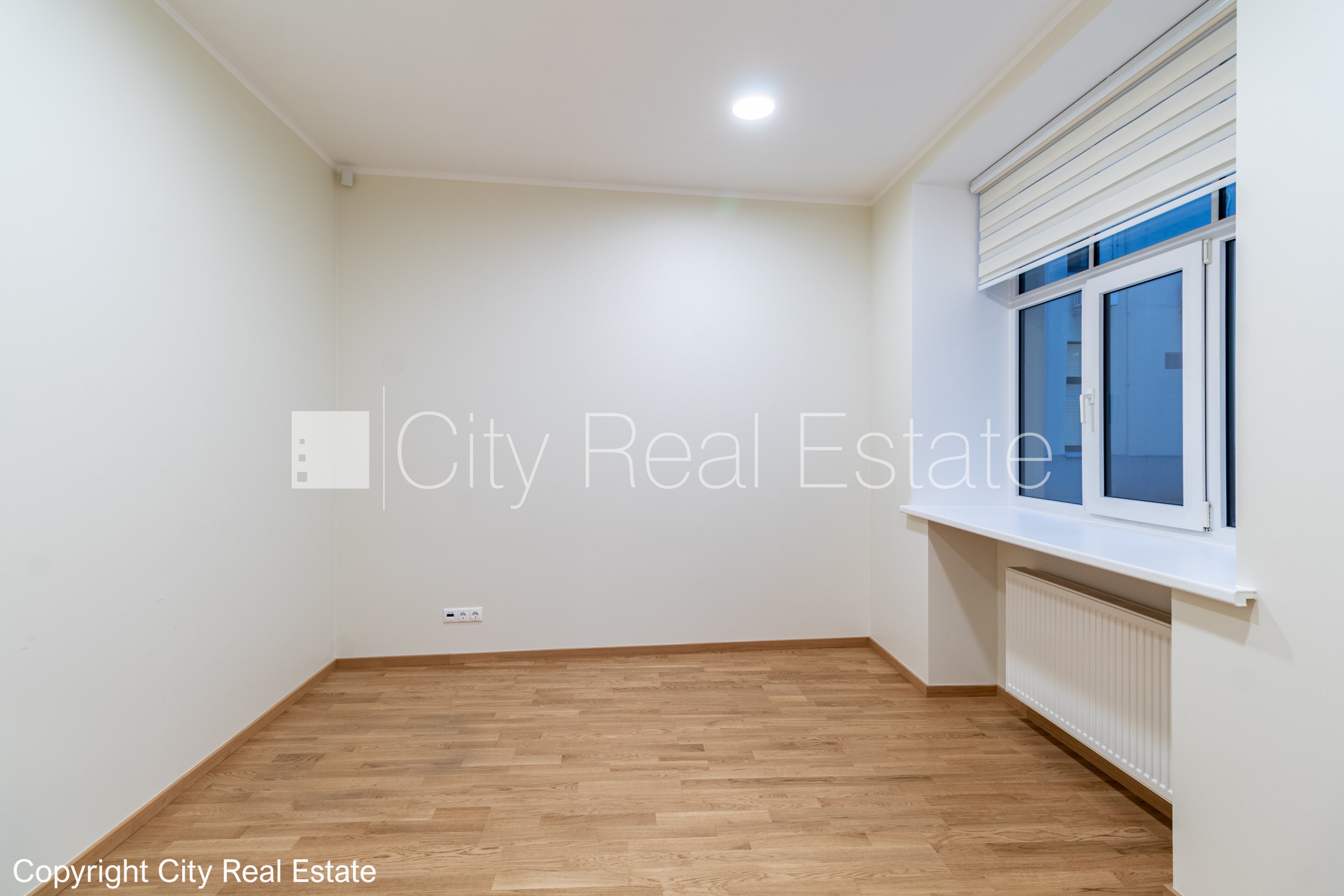 Объявление. Фасадный дом, реновированный дом, благоустроенный озеленённый двор, закрытый двор, въездные ворота Цена: 1909 EUR/мес. Foto #3