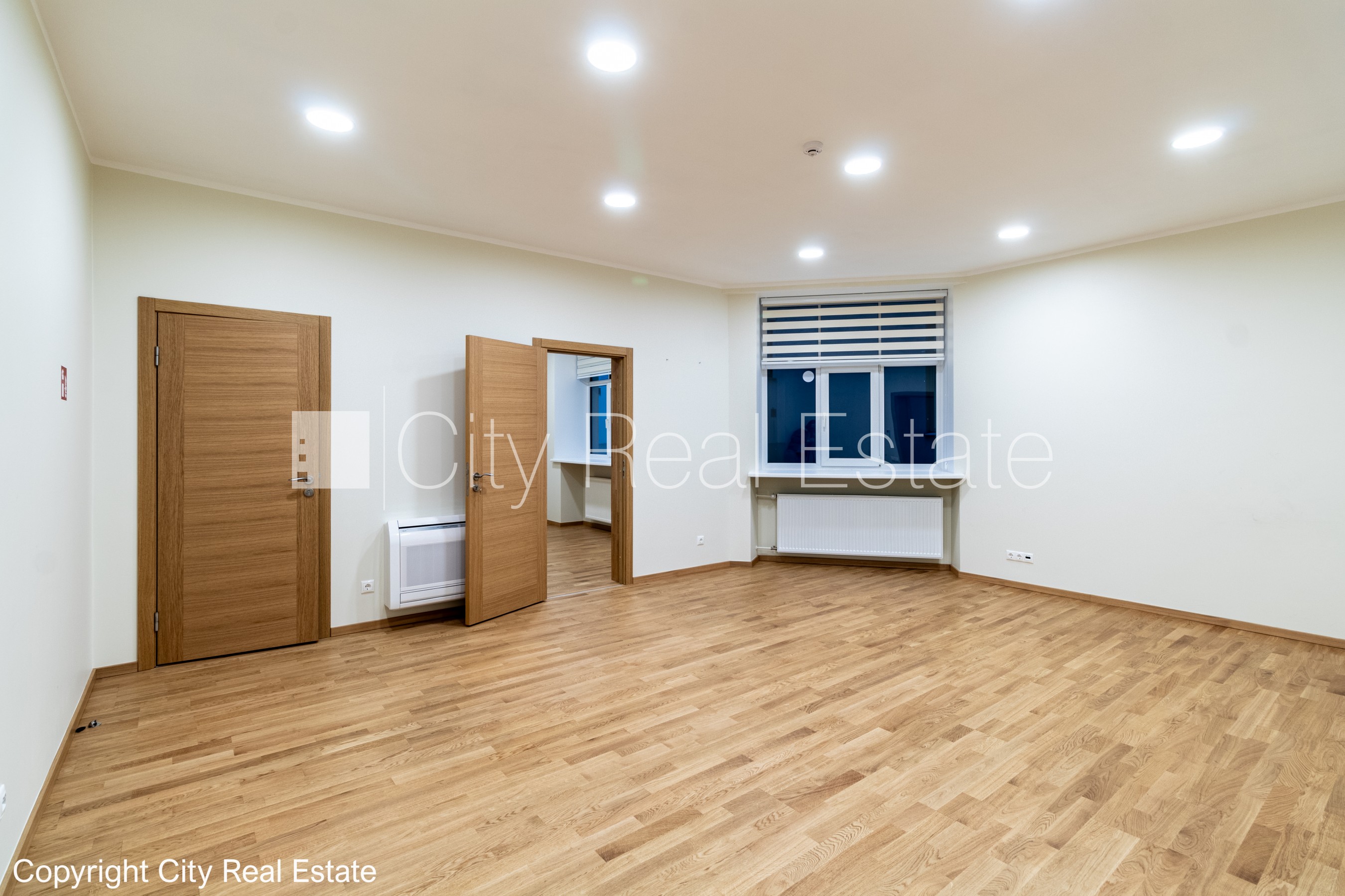 Объявление. Фасадный дом, реновированный дом, благоустроенный озеленённый двор, закрытый двор, въездные ворота Цена: 1909 EUR/мес. Foto #1