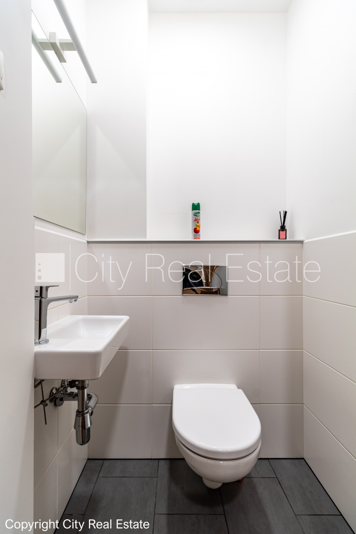 Объявление. Фасадный дом, реновированный дом, благоустроенный озеленённый двор, закрытый двор, въездные ворота Цена: 1909 EUR/мес. Foto #22