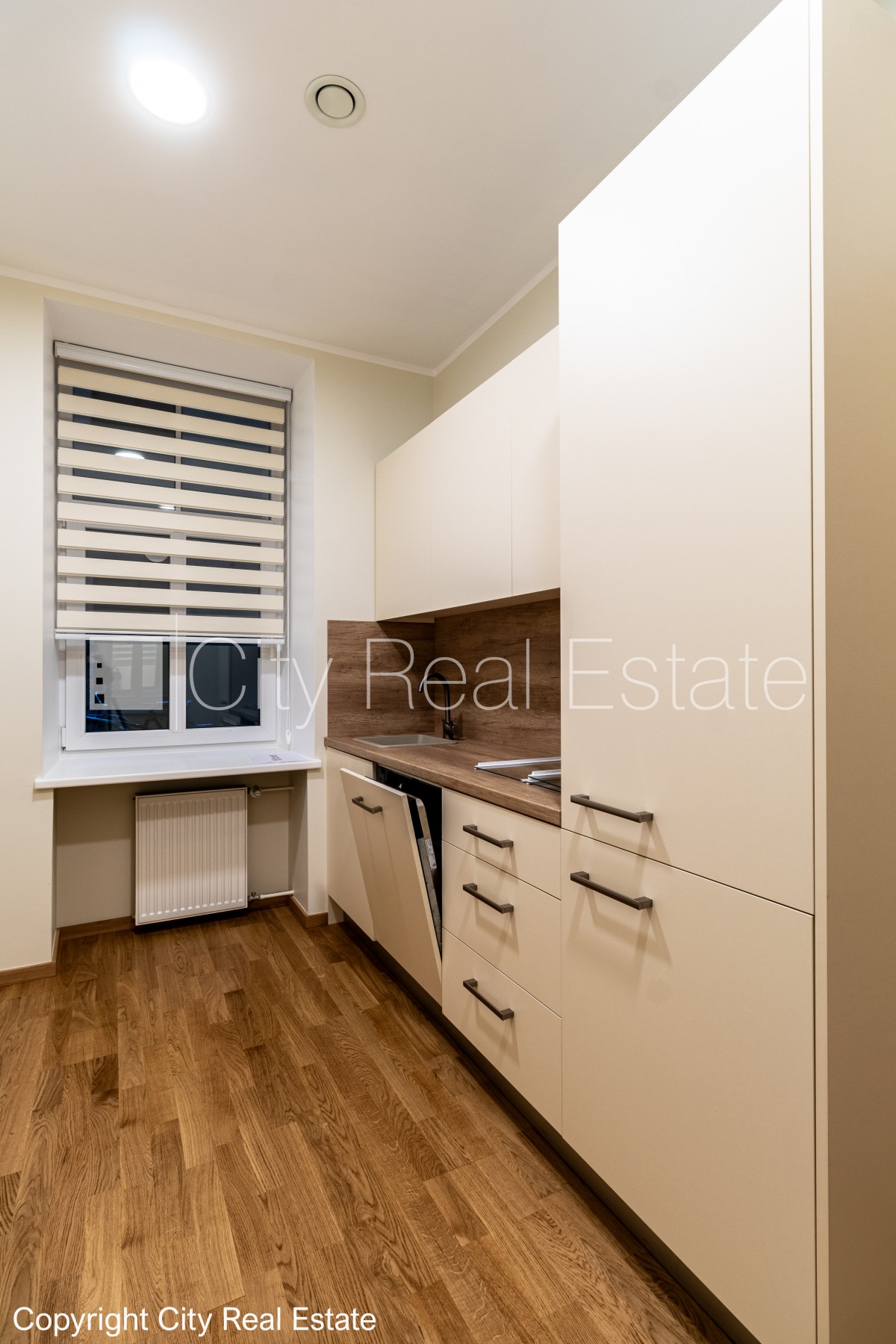 Объявление. Фасадный дом, реновированный дом, благоустроенный озеленённый двор, закрытый двор, въездные ворота Цена: 1909 EUR/мес. Foto #18