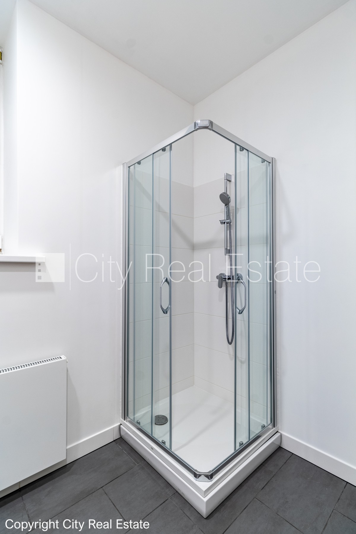 Объявление. Фасадный дом, реновированный дом, благоустроенный озеленённый двор, закрытый двор, въездные ворота Цена: 1909 EUR/мес. Foto #21