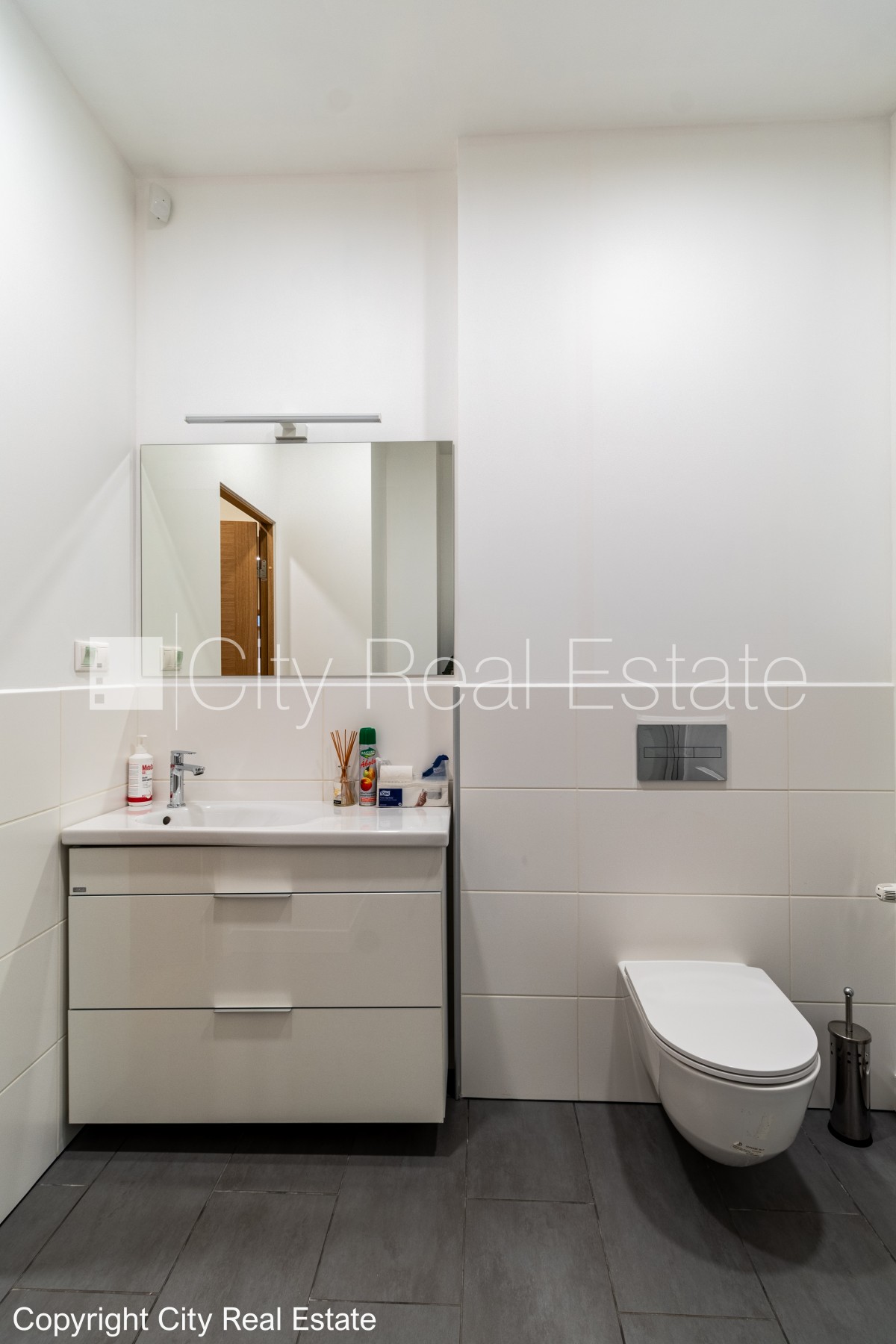 Объявление. Фасадный дом, реновированный дом, благоустроенный озеленённый двор, закрытый двор, въездные ворота Цена: 1909 EUR/мес. Foto #20