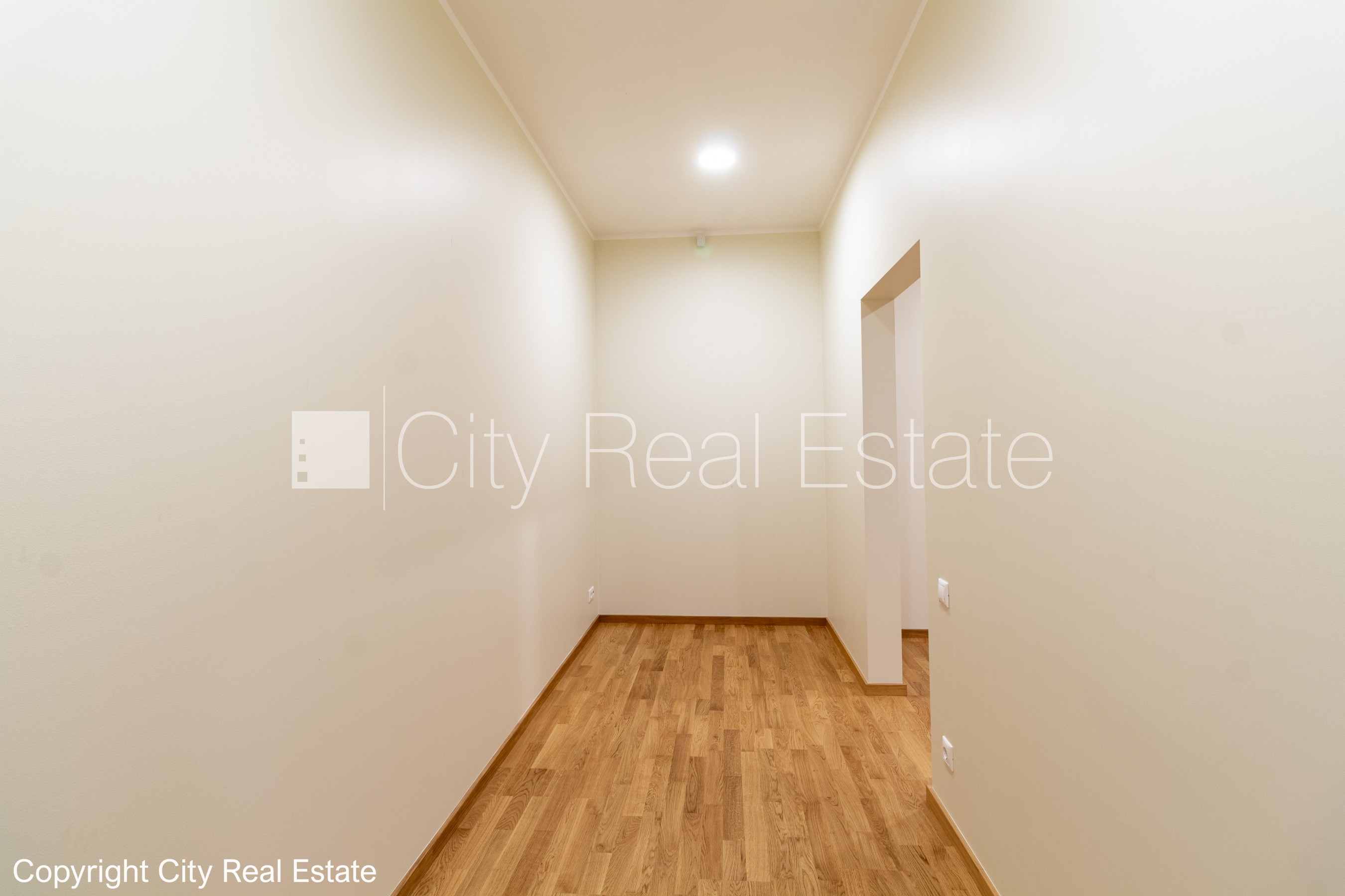 Объявление. Фасадный дом, реновированный дом, благоустроенный озеленённый двор, закрытый двор, въездные ворота Цена: 1909 EUR/мес. Foto #15