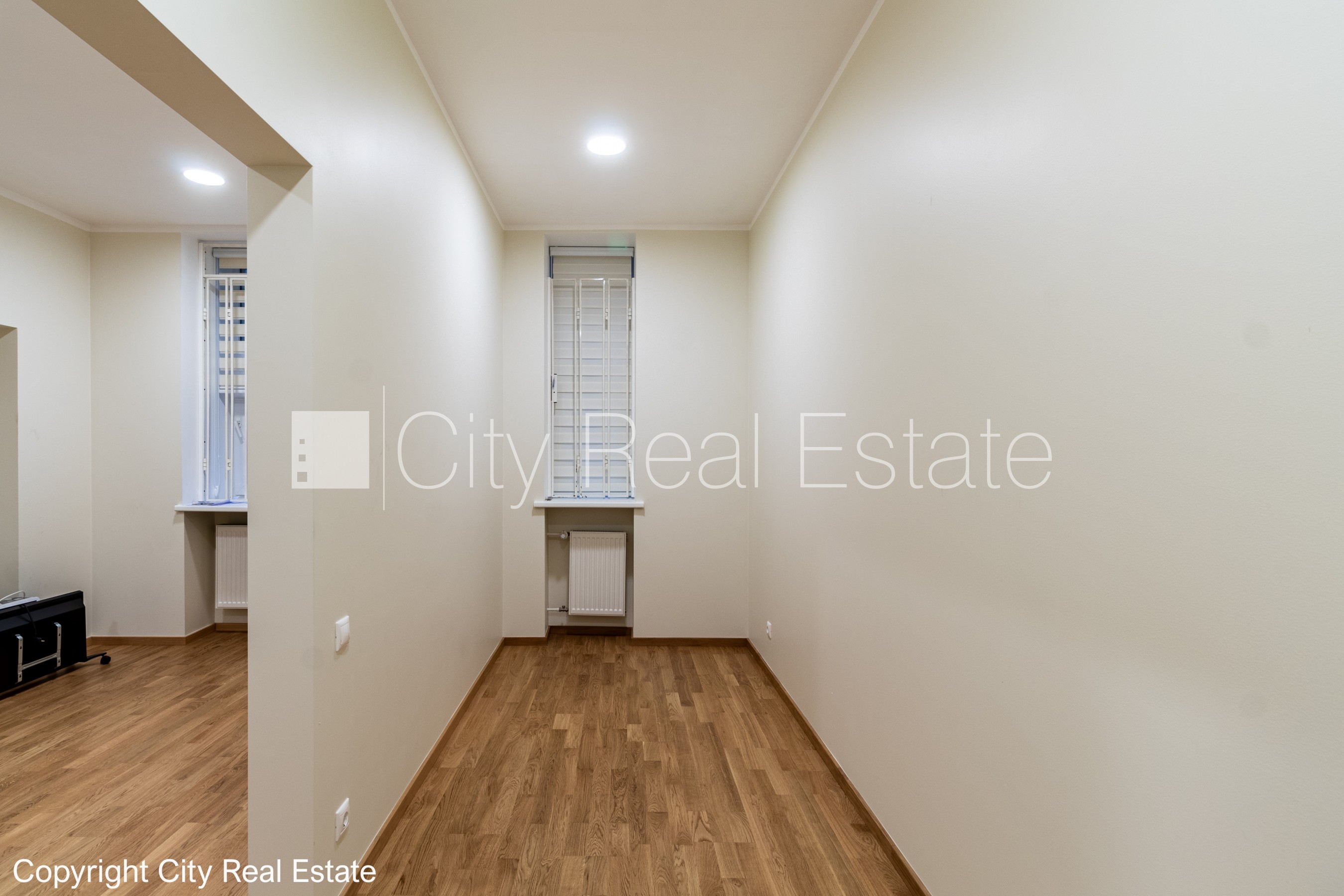 Объявление. Фасадный дом, реновированный дом, благоустроенный озеленённый двор, закрытый двор, въездные ворота Цена: 1909 EUR/мес. Foto #14