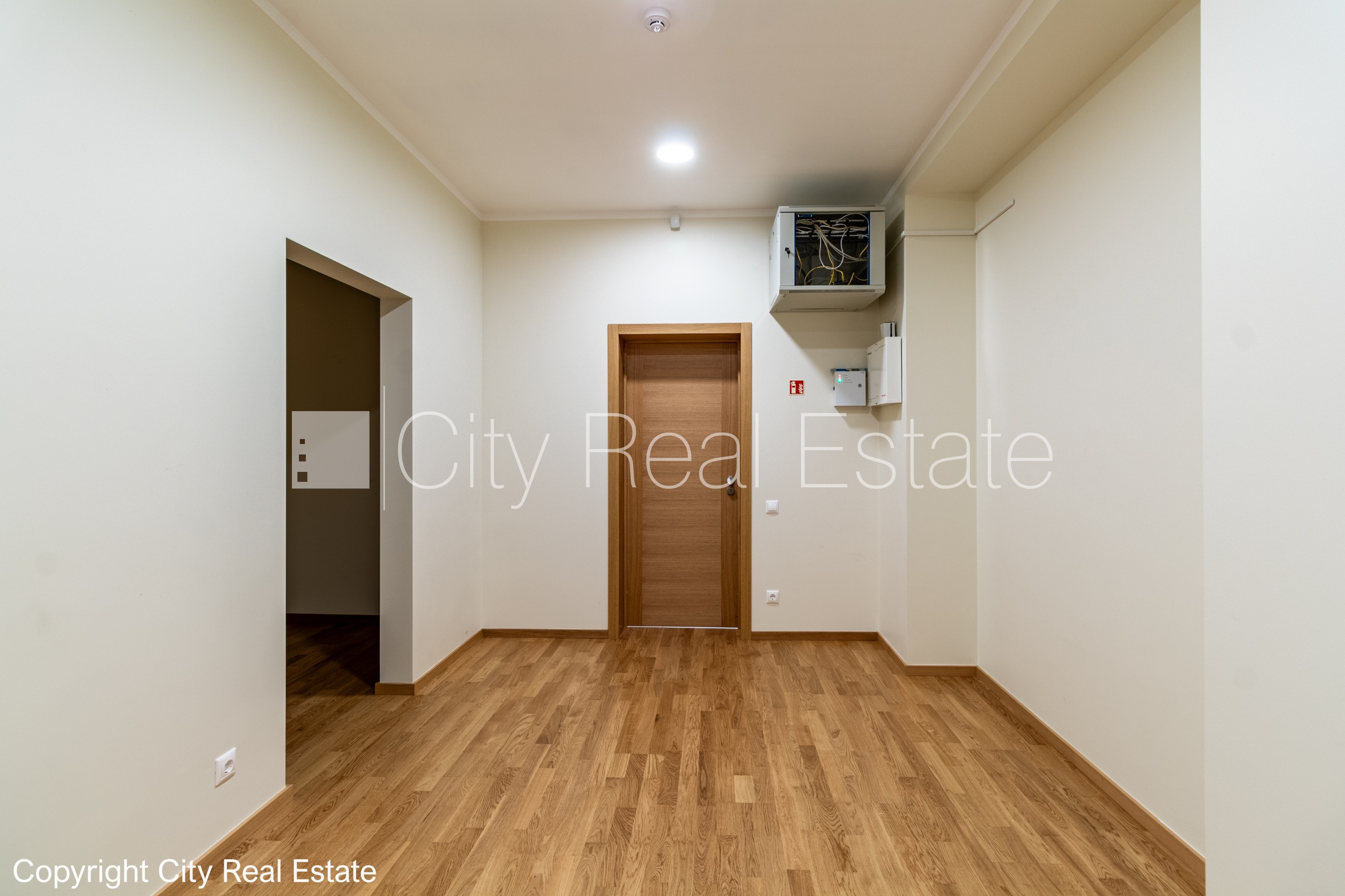 Объявление. Фасадный дом, реновированный дом, благоустроенный озеленённый двор, закрытый двор, въездные ворота Цена: 1909 EUR/мес. Foto #13