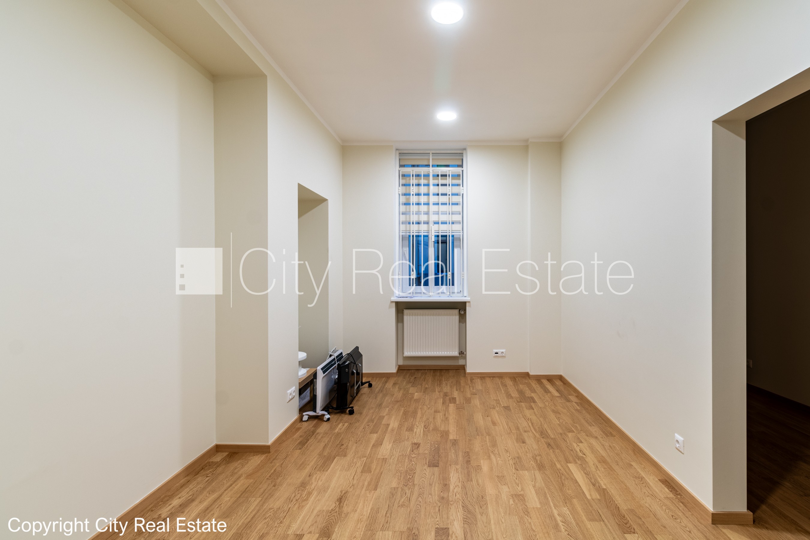 Объявление. Фасадный дом, реновированный дом, благоустроенный озеленённый двор, закрытый двор, въездные ворота Цена: 1909 EUR/мес. Foto #12