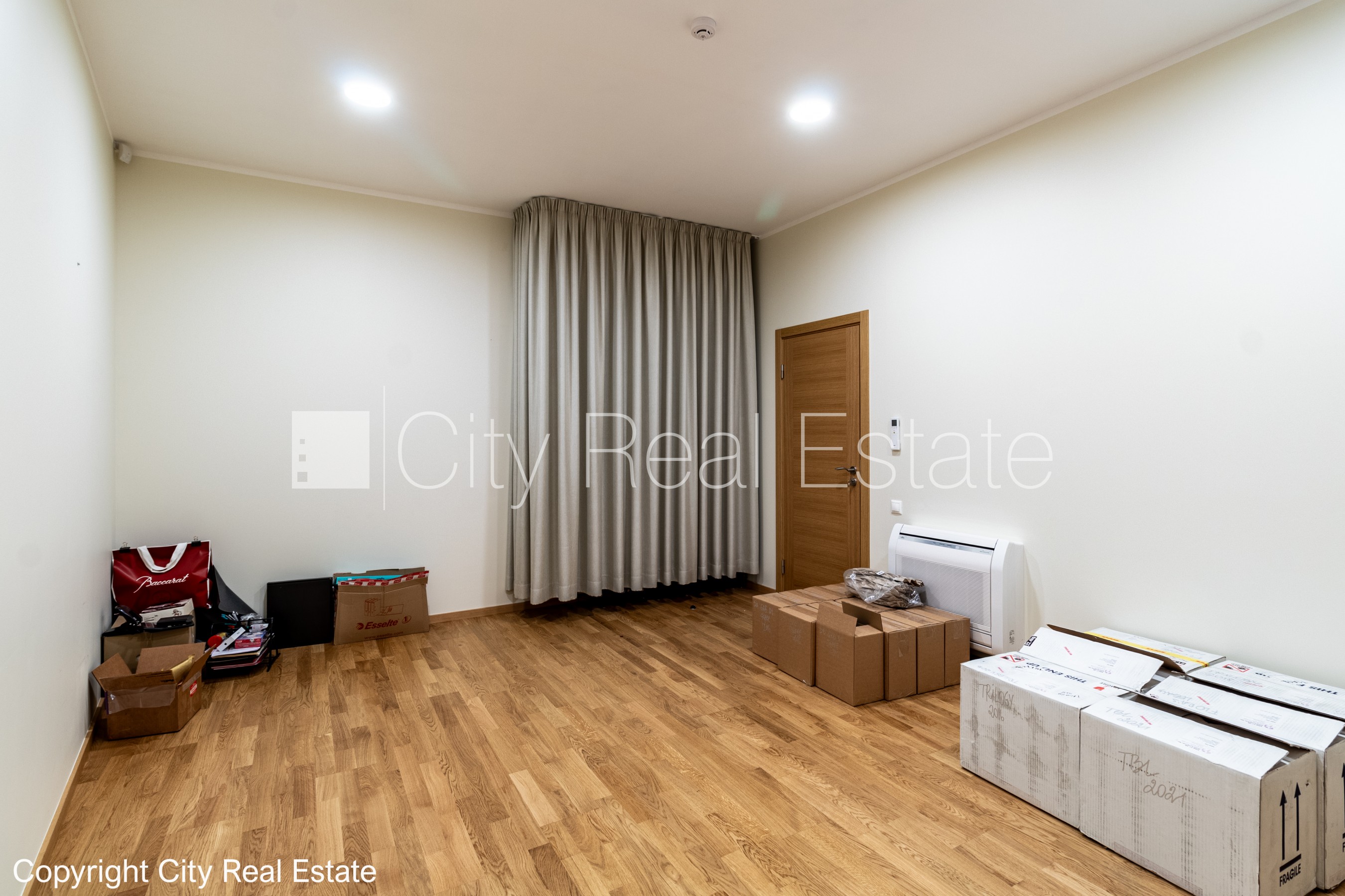 Объявление. Фасадный дом, реновированный дом, благоустроенный озеленённый двор, закрытый двор, въездные ворота Цена: 1909 EUR/мес. Foto #11