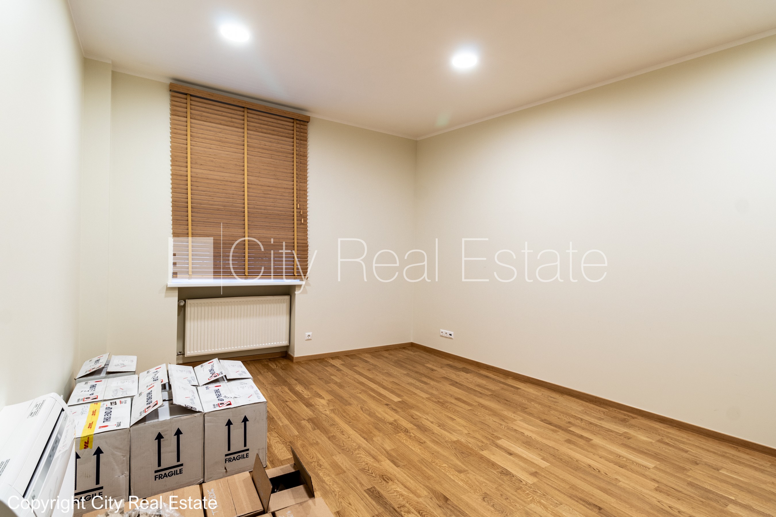 Объявление. Фасадный дом, реновированный дом, благоустроенный озеленённый двор, закрытый двор, въездные ворота Цена: 1909 EUR/мес. Foto #10