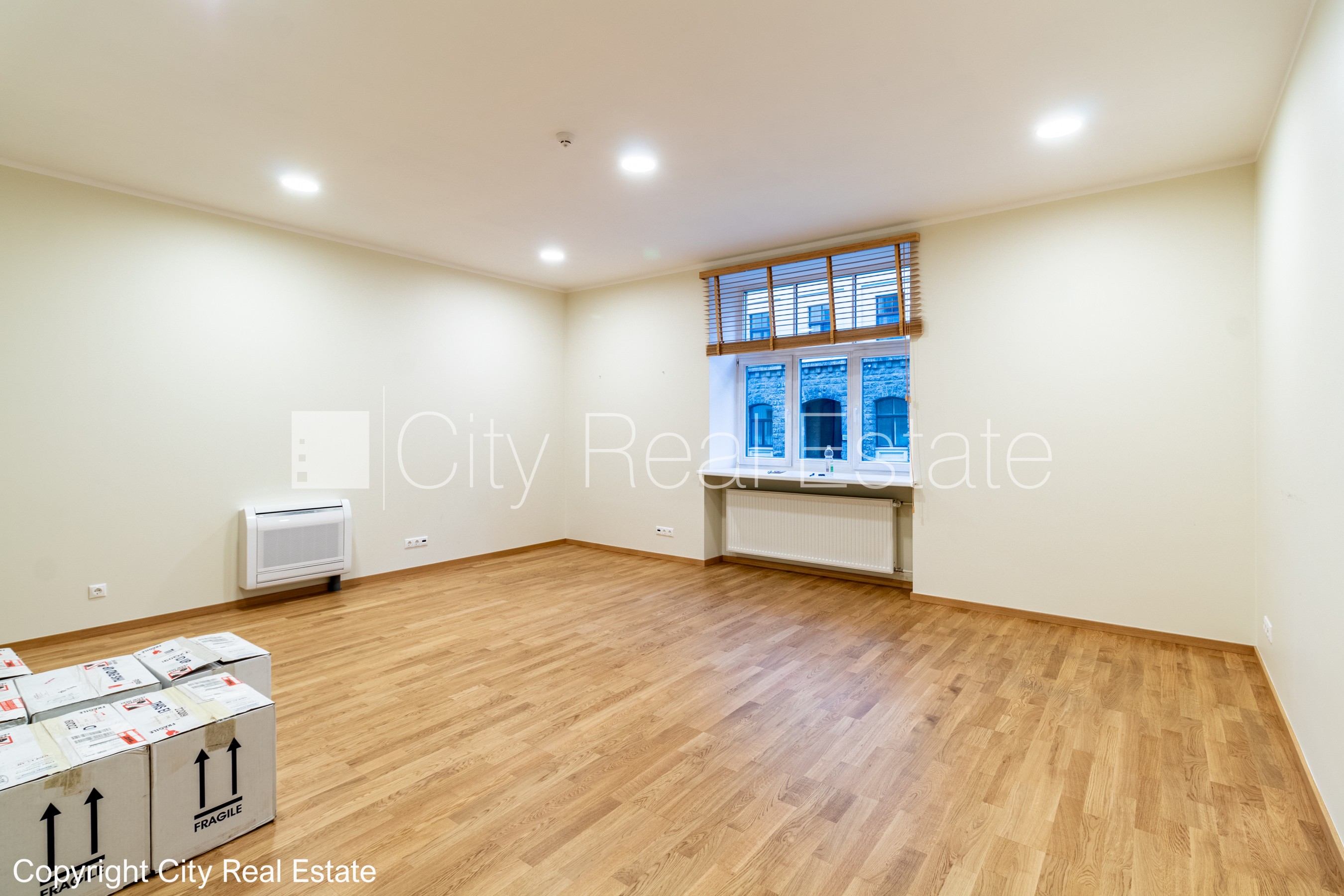 Объявление. Фасадный дом, реновированный дом, благоустроенный озеленённый двор, закрытый двор, въездные ворота Цена: 1909 EUR/мес. Foto #7