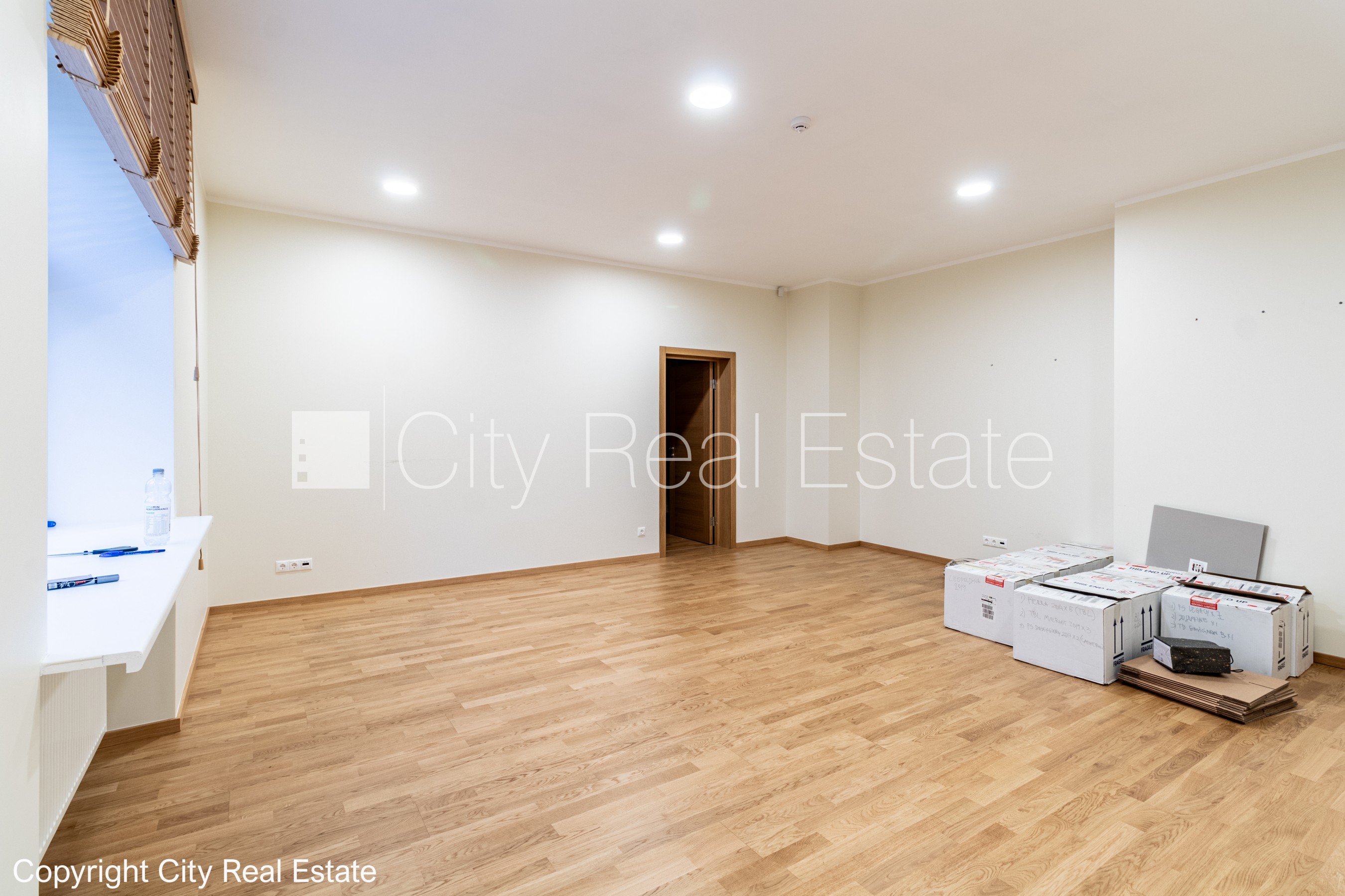 Объявление. Фасадный дом, реновированный дом, благоустроенный озеленённый двор, закрытый двор, въездные ворота Цена: 1909 EUR/мес. Foto #6