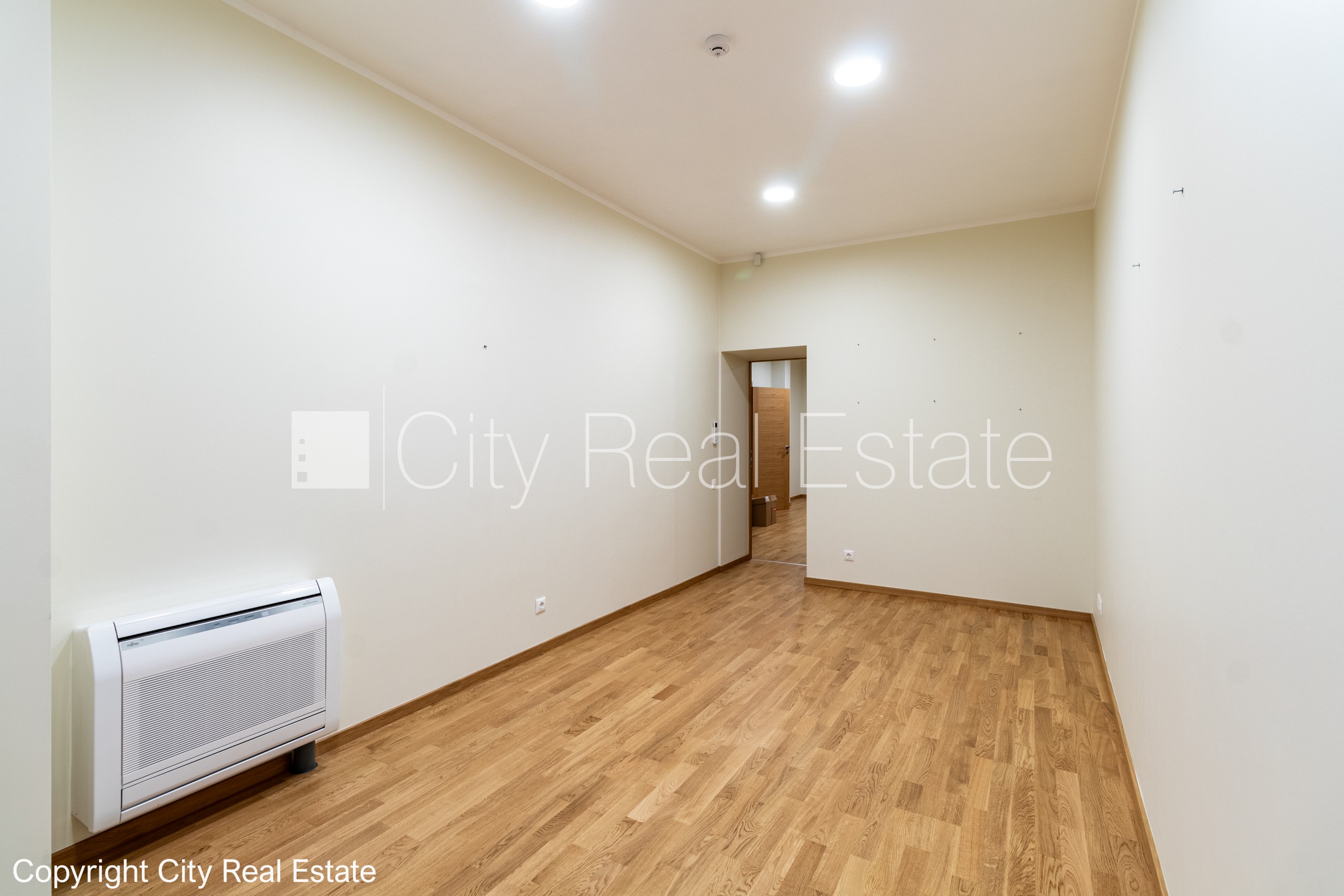 Объявление. Фасадный дом, реновированный дом, благоустроенный озеленённый двор, закрытый двор, въездные ворота Цена: 1909 EUR/мес. Foto #9