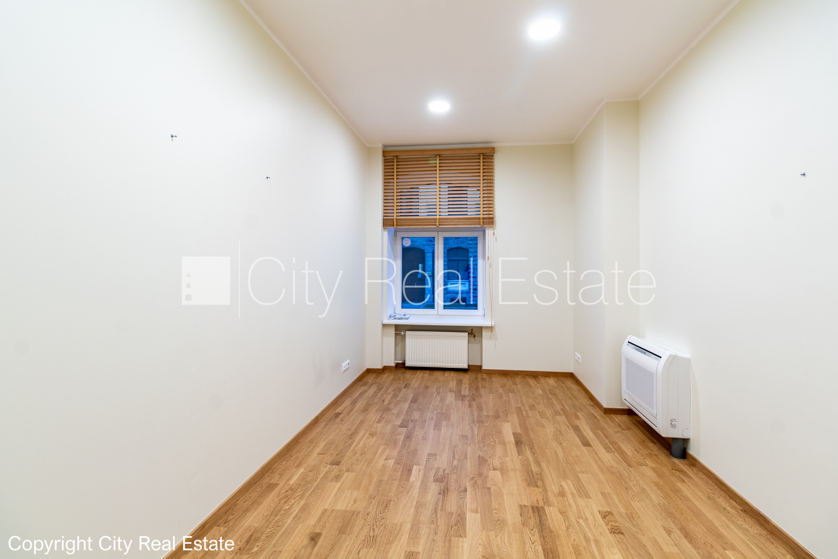 Объявление. Фасадный дом, реновированный дом, благоустроенный озеленённый двор, закрытый двор, въездные ворота Цена: 1909 EUR/мес. Foto #8