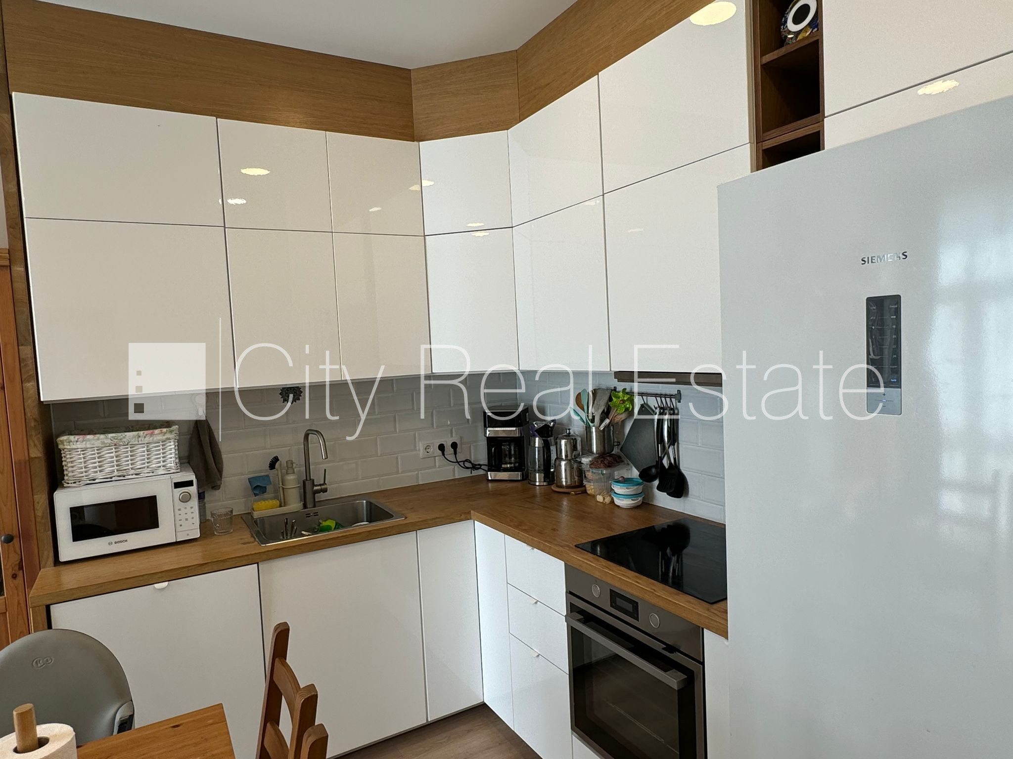 Sludinājumi. Jaunceltne, labiekārtota apzaļumota teritorija, iežogota teritorija, vieta automašīnai, logi vērsti Cena: 1100 EUR/mēn Foto #3