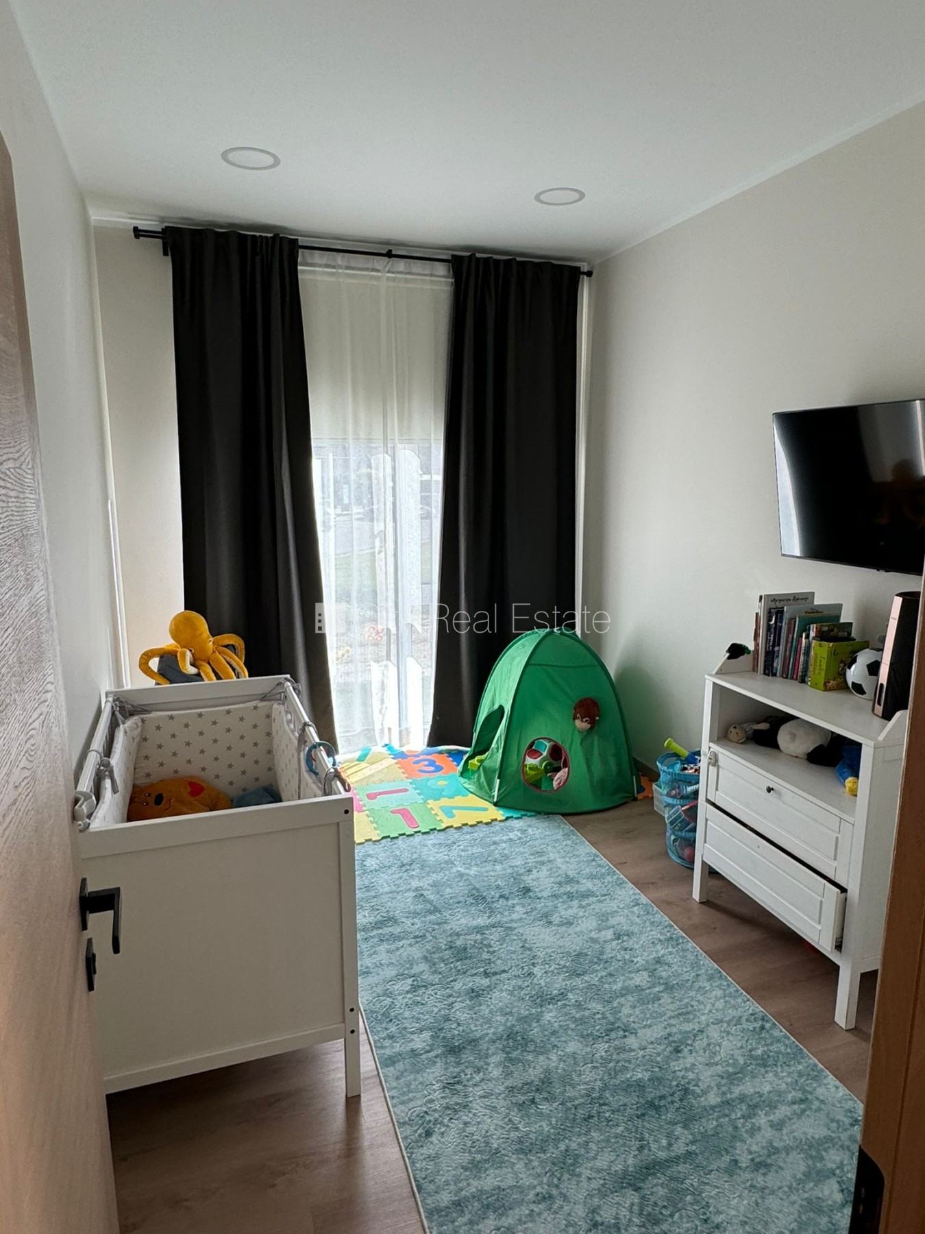 Sludinājumi. Jaunceltne, labiekārtota apzaļumota teritorija, iežogota teritorija, vieta automašīnai, logi vērsti Cena: 1100 EUR/mēn Foto #10